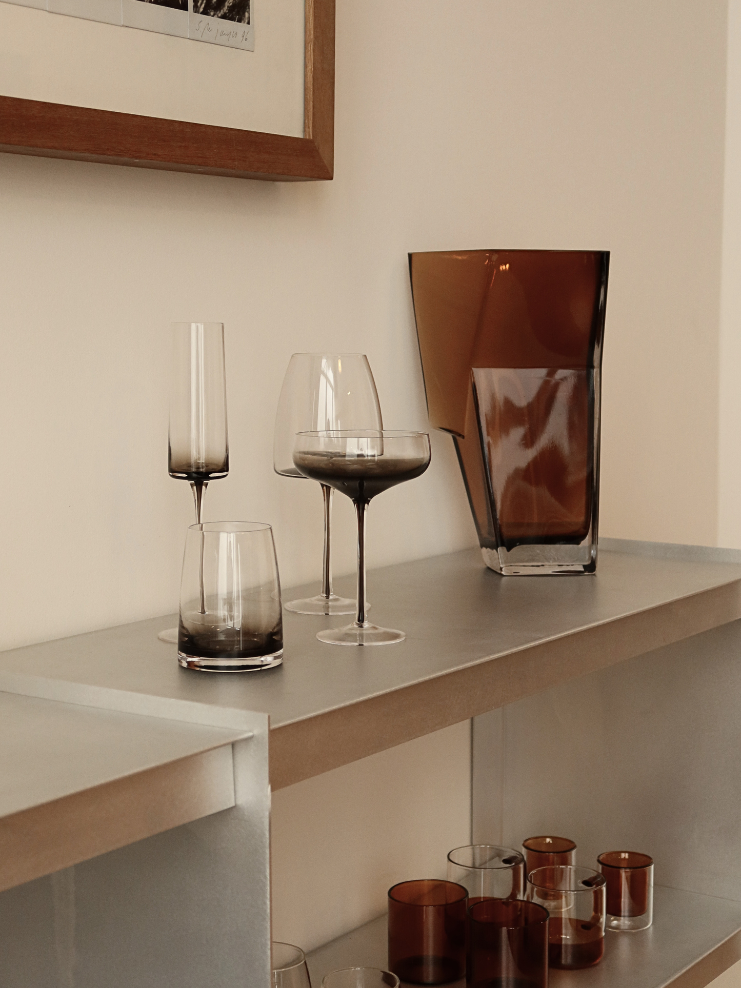Verre tumbler Izzah avec un élégant effet ombré allant du brun foncé au verre transparent, parfait pour servir de l’eau, du jus ou d’autres boissons rafraîchissantes avec style. Son design minimaliste et épuré apporte une ambiance raffinée, digne d’un restaurant, à votre table ou coffee corner. Fabriqué en verre durable et réutilisable, idéal pour une vaisselle esthétique, les cuisines modernes et une décoration de table élégante.