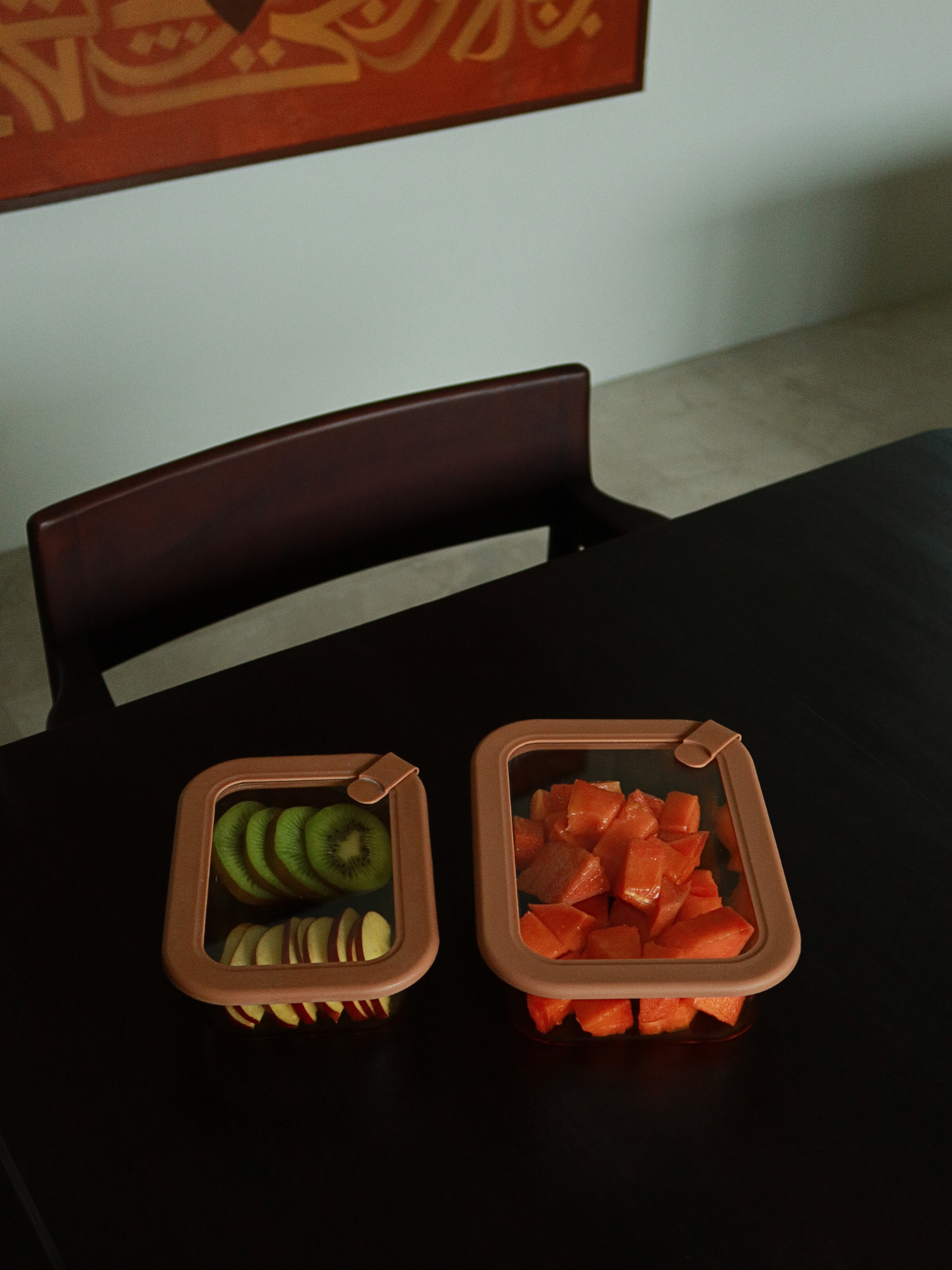 Vetto combineert warmte en helderheid in een tijdloos ontwerp van amberkleurig glas, afgewerkt met een bijpassend glazen deksel en subtiele bruin-rosé details.
Verkrijgbaar in drie formaten voor slimme organisatie — van kleine porties yoghurt of snacks tot grotere bakjes voor meal prep of restjes. Het deksel heeft een discreet siliconenventiel om druk te laten ontsnappen. Niet-toxisch, BPA-vrij, geur- en vlekbestendig, lekvrij, duurzaam en herbruikbaar — ontworpen voor een rustige, georganiseerde keuken.