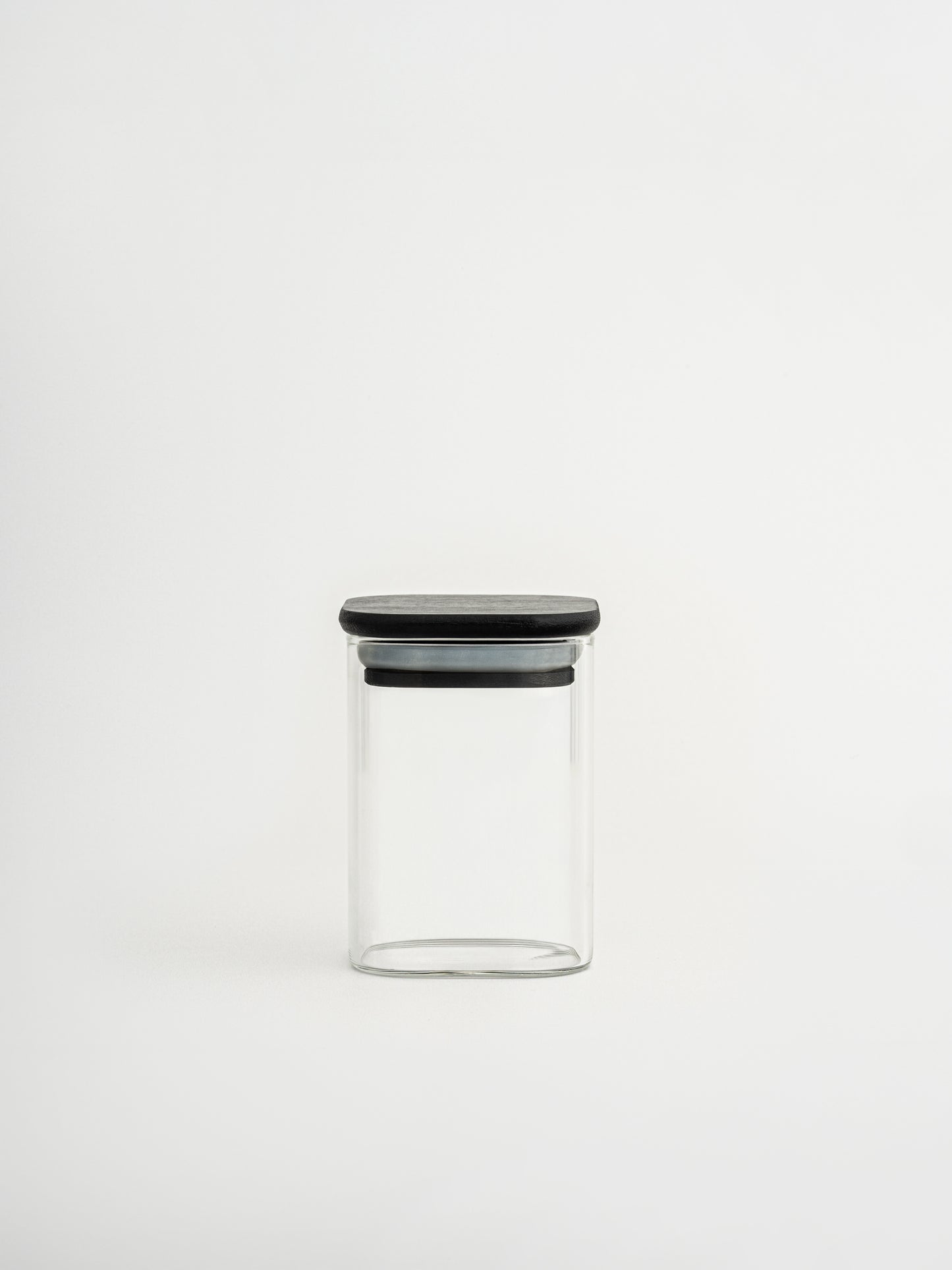 Vierkant glazen kruidenpotje met een luchtdicht zwart bamboe deksel voor het stijlvol en overzichtelijk bewaren van kruiden en specerijen. Het stevige glas en de natuurlijke bamboe deksel combineren functionaliteit met een rustige, moderne uitstraling. Ideaal voor kruidenrekken, keukenkastjes en kruidenlades en perfect te combineren met labels en etiketten voor een georganiseerde keuken. Een praktische kruidenorganizer voor het netjes bewaren en organiseren van kruiden.