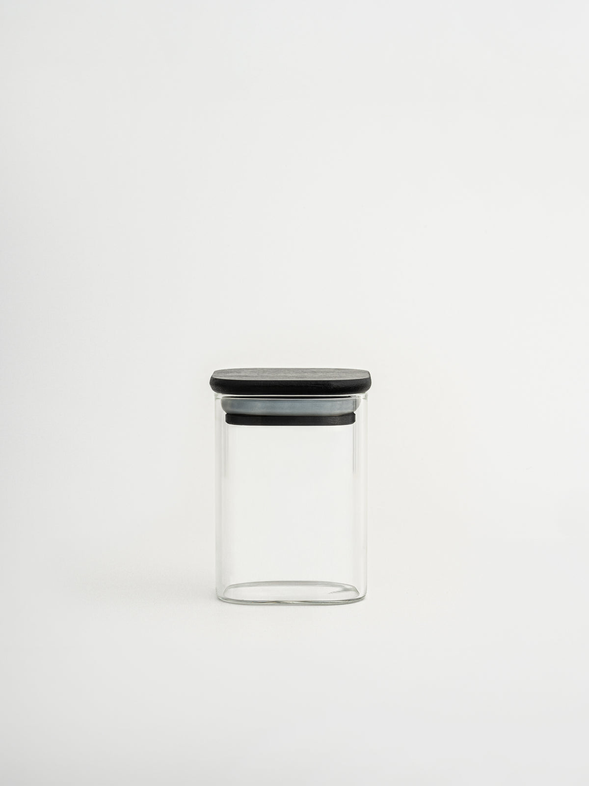 Vierkant glazen kruidenpotje met een luchtdicht zwart bamboe deksel voor het stijlvol en overzichtelijk bewaren van kruiden en specerijen. Het stevige glas en de natuurlijke bamboe deksel combineren functionaliteit met een rustige, moderne uitstraling. Ideaal voor kruidenrekken, keukenkastjes en kruidenlades en perfect te combineren met labels en etiketten voor een georganiseerde keuken. Een praktische kruidenorganizer voor het netjes bewaren en organiseren van kruiden.