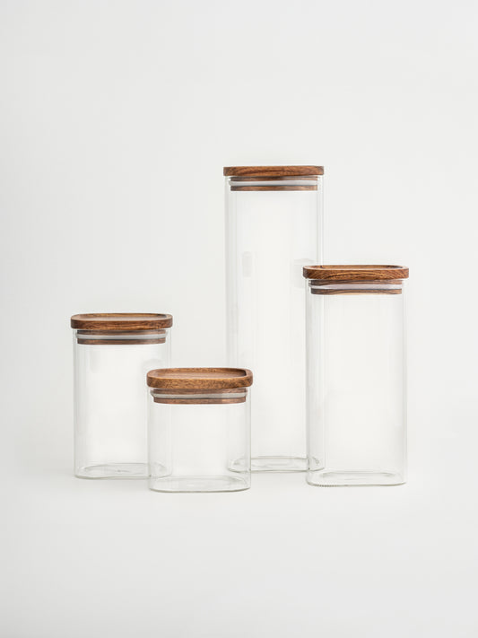 vierkante glazen voorraadpotten, glazen voorraadpot met acacia deksel, luchtdichte voorraadpotten, voorraadpot glas vierkant, glazen bewaarpot luchtdicht, acacia houten deksel pot, voorraadpotten met houten deksel, stijlvolle glazen potten, keuken opbergen glazen pot, duurzame voorraadpotten, glazen opbergpotten vierkant, luchtdichte glazen bewaarpotten, glazen voorraadpot luchtdicht afsluitbaar, glazen keukenpotten met deksel, natuurlijke keukenopberger, glazen voorraadpotten acacia deksel