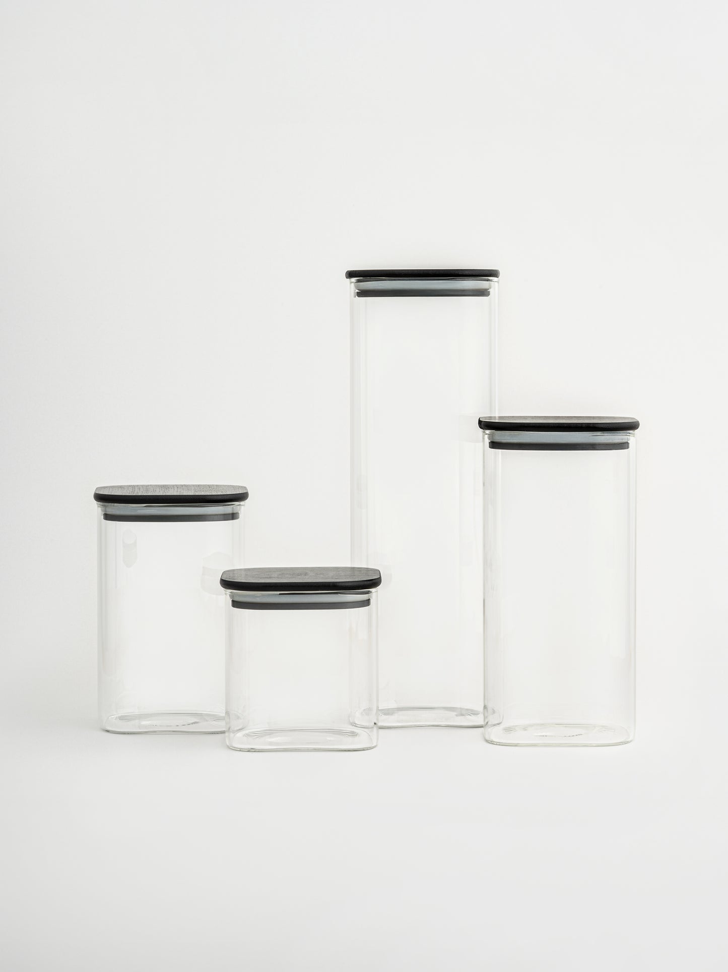 vierkante voorraadpot, glazen voorraadpot, voorraadpot met zwarte deksel, luchtdichte voorraadpot, glazen pot voor droge voeding, keuken organizer pot, opbergpot glas, minimalistische voorraadpot, luchtdichte bewaarpot, voorraadpot in vier maten, glazen keukenpot, vierkante glazen pot, stijlvolle voorraadpot, duurzame voorraadpot, voedselopslagpot, georganiseerde keuken, keuken organisatie, opbergen met stijl, voorraadpot voor pantry, pantry organisatie, glazen voorraadpot voor home organizing, organizer 