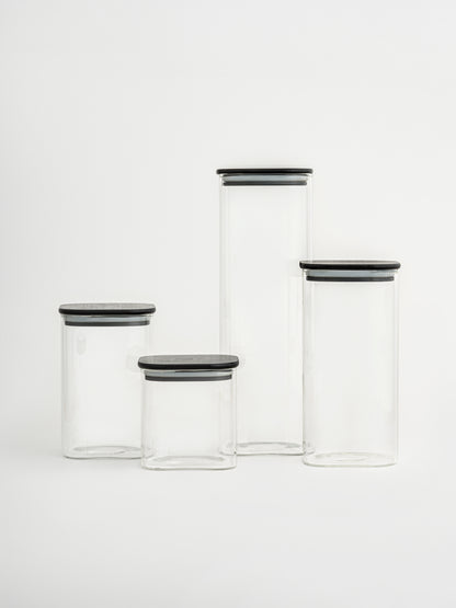 vierkante voorraadpot, glazen voorraadpot, voorraadpot met zwarte deksel, luchtdichte voorraadpot, glazen pot voor droge voeding, keuken organizer pot, opbergpot glas, minimalistische voorraadpot, luchtdichte bewaarpot, voorraadpot in vier maten, glazen keukenpot, vierkante glazen pot, stijlvolle voorraadpot, duurzame voorraadpot, voedselopslagpot, georganiseerde keuken, keuken organisatie, opbergen met stijl, voorraadpot voor pantry, pantry organisatie, glazen voorraadpot voor home organizing, organizer 