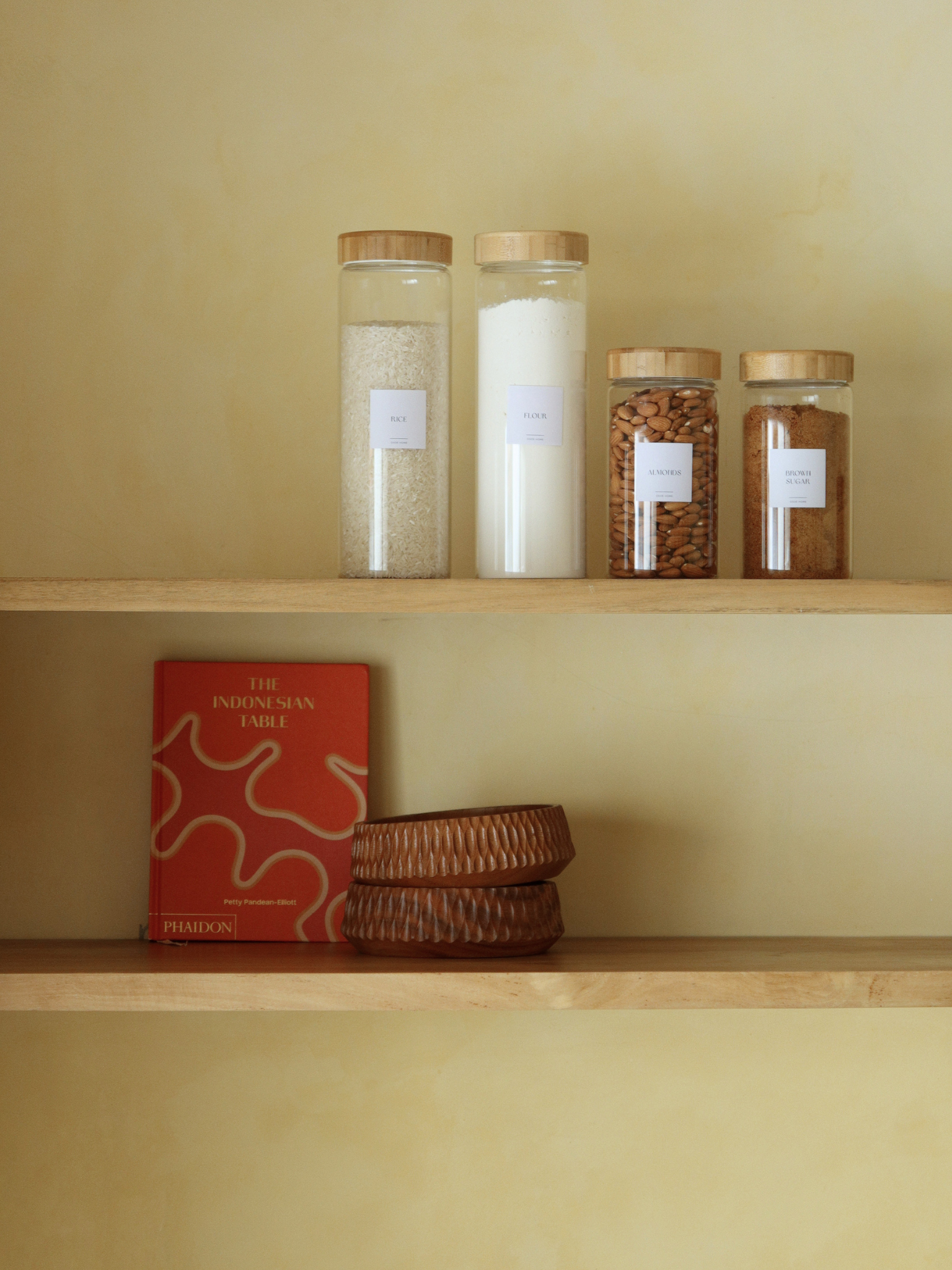 Extra stabiliteit en functionaliteit met voorraadpot Nani. Een elegante, extra stevige glazen voorraadpot met bamboe schroefdeksel die luxe en praktisch gebruik moeiteloos combineert. Het tijdloze, minimalistische ontwerp past in iedere keukenstijl. Gemaakt van extra dik transparant glas en voorzien van een 100% luchtdichte bamboe schroefdeksel. Ideaal voor het bewaren van pasta, rijst, koffie en andere droge voedingsmiddelen, zodat ze langer vers blijven.