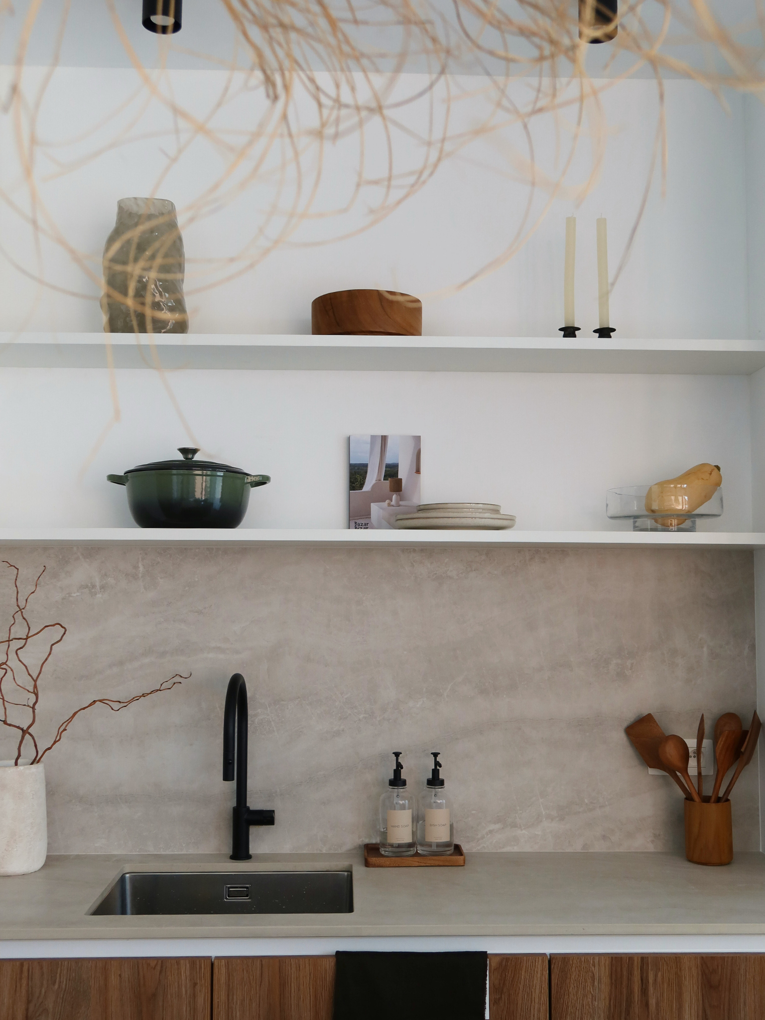 Houten plate dispensers. Houten opbergers voor keuken of badkamer. Voorraadpot en kruidenpotje hout. Organizer en ladeverdeler. Houten schaal of fruitschaal. Kleine houten lepel. Licht of donker hout. Wooden plate dispensers.  Wood organizers for kitchen or bathroom. Glass jar with wooden lid. Wooden spice jar. Drawer divider and organizer. Wooden bowl or fruit bowl. Small wooden spoon. Bamboo spoon. Light or dark wood. Holzaufbewahrung für Küche oder Bad. Rangement en bois pour cuisine ou salle de bain.