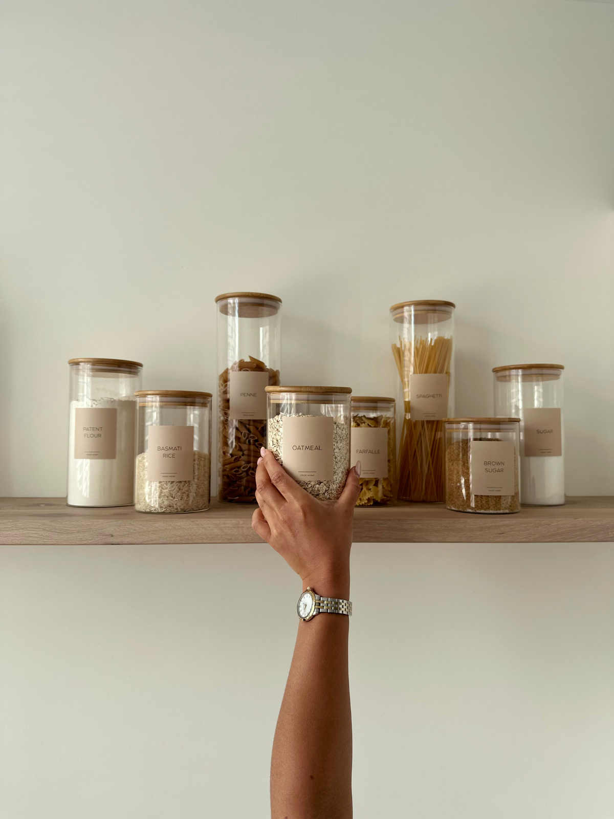 Runde Vorratsgläser mit natürlichen Bambusdeckeln, erhältlich in vier Größen für eine stilvoll organisierte und minimalistische Pantry. Diese plastikfreien Vorratsbehälter eignen sich ideal zur luftdichten Aufbewahrung von Reis, Pasta, Mehl, Granola, Nüssen, Kaffee und anderen trockenen Lebensmitteln. Das transparente Glas macht den Inhalt leicht erkennbar, während der natürliche Bambusdeckel für eine warme und zeitlose Optik sorgt. Perfekt als Pantry-Gläser, Vorratsbehälter, Aufbewahrungsgläser oder Küchen