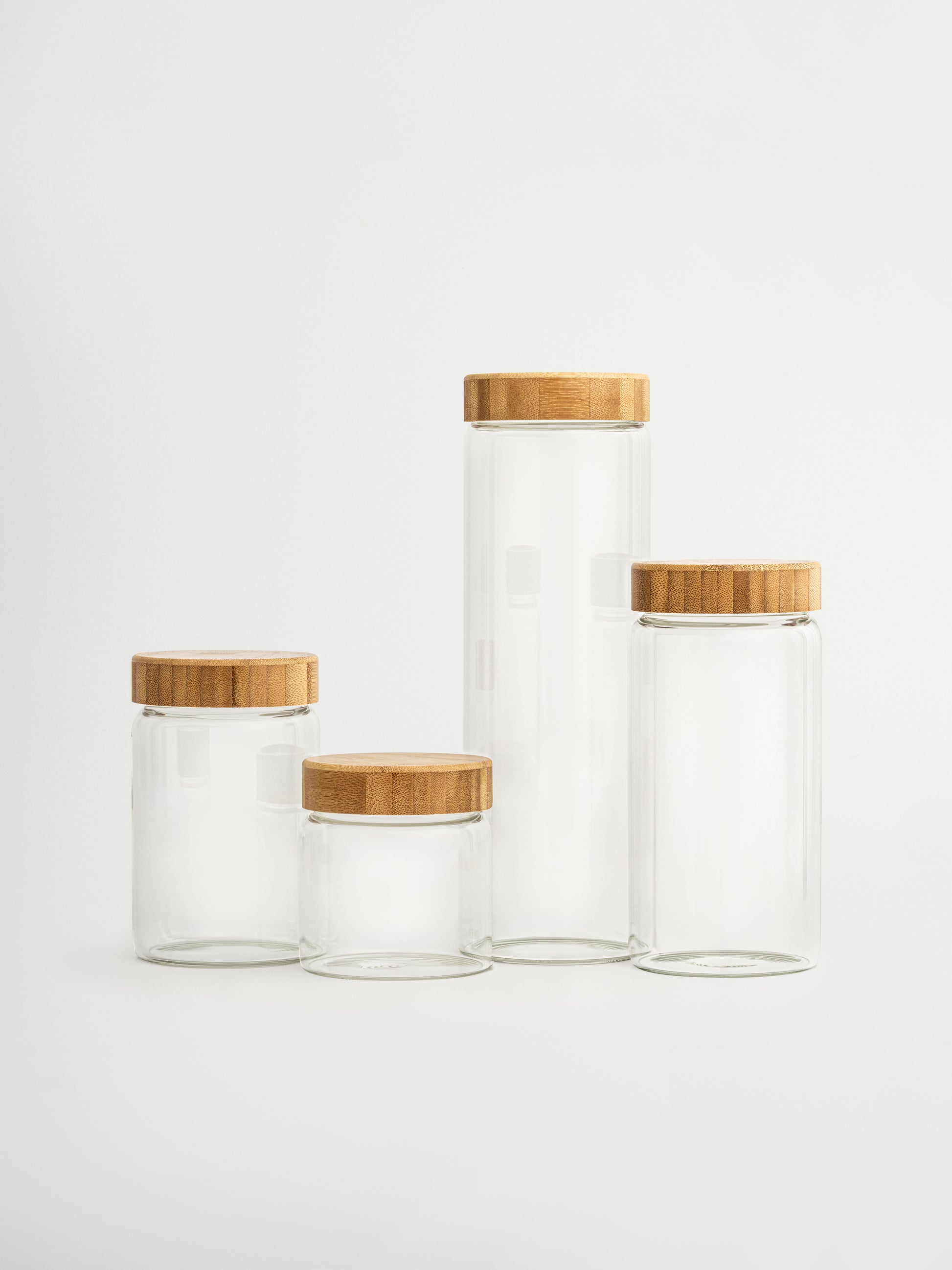 Extra Stabilität und Funktionalität mit Glas- und Vorratsglas Nani. Ein elegantes, besonders stabiles Glasgefäß mit Bambus-Schraubdeckel, das mühelos Luxus und praktischen Nutzen vereint. Zeitloses, minimalistisches Design, das in jede Küchenstil passt. Hergestellt aus extra dickem, transparentem Glas und ausgestattet mit einem 100 % luftdichten Bambus-Schraubdeckel. Ideal, um Pasta, Reis, Kaffee oder andere trockene Lebensmittel lange frisch zu halten.