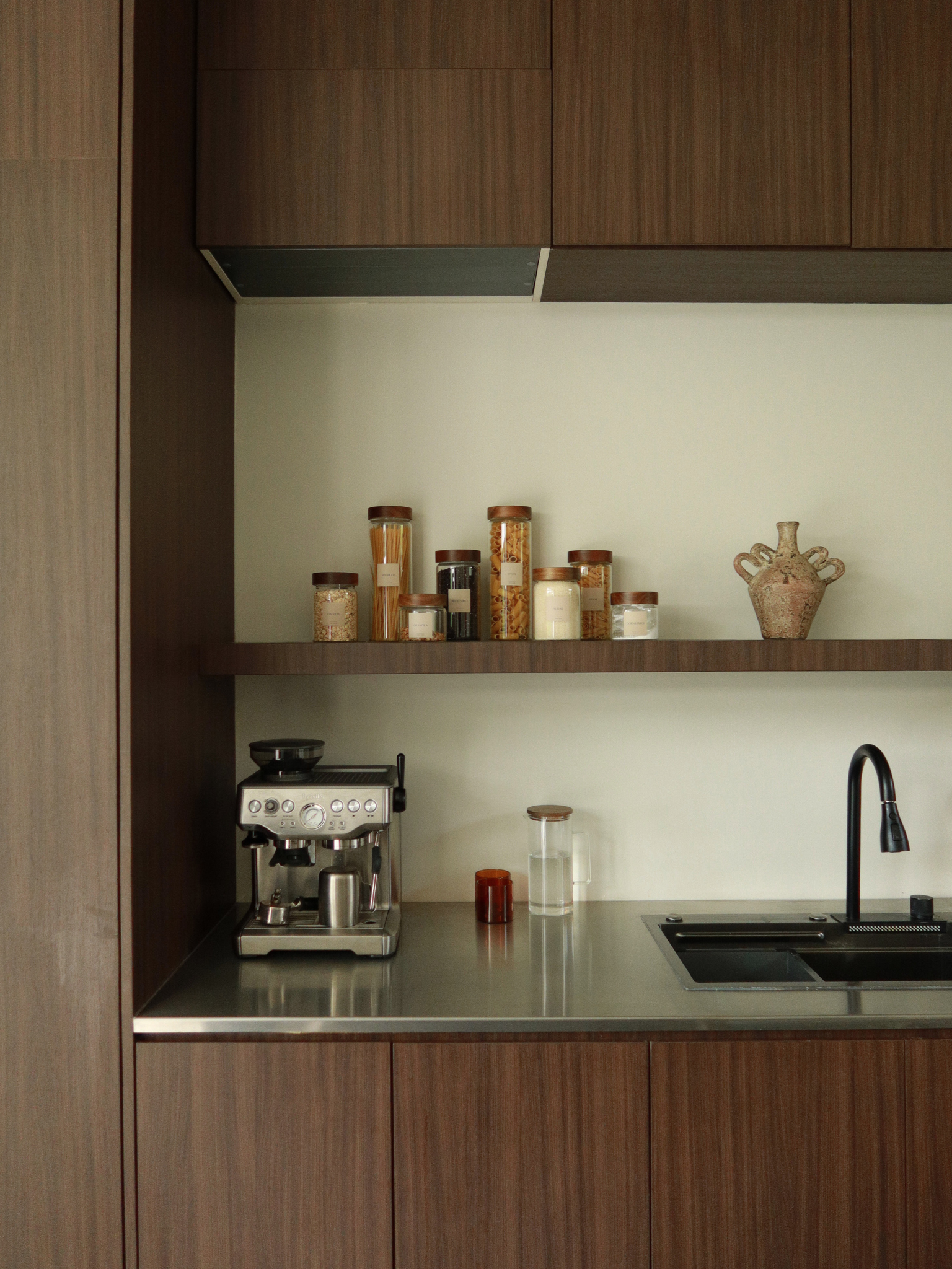 Extra Stabilität und Funktionalität mit Vorratsglas Nara, einem eleganten und besonders robusten Glasbehälter mit Schraubdeckel aus Akazienholz. Das zeitlose, minimalistische Design fügt sich harmonisch in jede Küchenumgebung ein, während die natürlichen Materialien eine klare und luxuriöse Ausstrahlung verleihen. Gefertigt aus dickem, langlebigem transparentem Glas und ausgestattet mit einem 100 % luftdichten Schraubdeckel, hält dieses Glas Pasta, Reis, Kaffee oder andere trockene Lebensmittel langfristig 