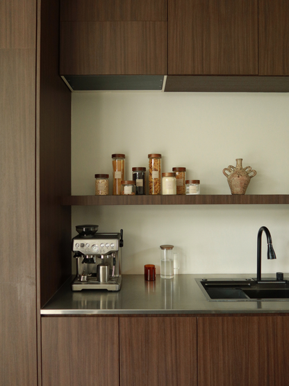 Extra Stabilität und Funktionalität mit Vorratsglas Nara, einem eleganten und besonders robusten Glasbehälter mit Schraubdeckel aus Akazienholz. Das zeitlose, minimalistische Design fügt sich harmonisch in jede Küchenumgebung ein, während die natürlichen Materialien eine klare und luxuriöse Ausstrahlung verleihen. Gefertigt aus dickem, langlebigem transparentem Glas und ausgestattet mit einem 100 % luftdichten Schraubdeckel, hält dieses Glas Pasta, Reis, Kaffee oder andere trockene Lebensmittel langfristig 