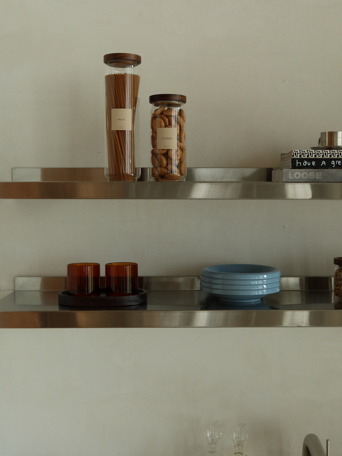 Luftdichtes Vorratsglas Nour aus transparentem Glas mit dunkelbraunem Akazienholzdeckel für eine stilvolle und organisierte Küche und Vorratskammer, hergestellt aus schadstofffreien, PFAS-freien und BPA-freien Materialien, ideal zur Aufbewahrung von Pasta, Reis, Kaffee, Mehl, Snacks und anderen trockenen Lebensmitteln, mit klarem Glasbehälter und hochwertigem Deckel aus natürlichem Akazienholz, erhältlich in vier Größen für eine übersichtliche Vorratsaufbewahrung und eine ruhige, minimalistische Küchen.