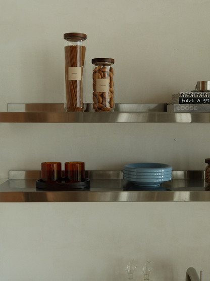 Luftdichtes Vorratsglas Nour aus transparentem Glas mit dunkelbraunem Akazienholzdeckel für eine stilvolle und organisierte Küche und Vorratskammer, hergestellt aus schadstofffreien, PFAS-freien und BPA-freien Materialien, ideal zur Aufbewahrung von Pasta, Reis, Kaffee, Mehl, Snacks und anderen trockenen Lebensmitteln, mit klarem Glasbehälter und hochwertigem Deckel aus natürlichem Akazienholz, erhältlich in vier Größen für eine übersichtliche Vorratsaufbewahrung und eine ruhige, minimalistische Küchen.