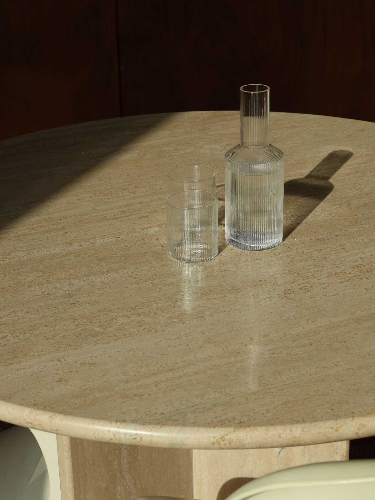 Gerades geriffeltes Trinkglas Yuki mit eleganten vertikalen Rillen, gefertigt aus klarem, hitzebeständigem Borosilikatglas. Die feine Rillenstruktur reflektiert das Licht besonders schön und verleiht dem Wasserglas eine moderne und raffinierte Optik. Ideal für Wasser, Softdrinks und andere gekühlte Getränke – perfekt für den täglichen Gebrauch oder eine stilvolle Tischdekoration mit Restaurant-Charakter. Langlebiges, zeitloses Glasdesign, das sich wunderbar mit der passenden Glaskaraffe Neko kombinieren läs