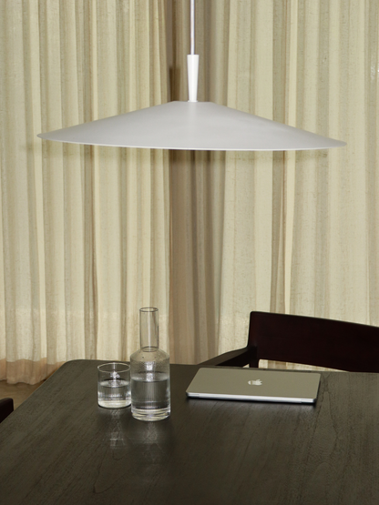 Glas Yuki met rechte vorm en elegante ribbels, gemaakt van duurzaam hittebestendig borosilicaatglas, stijlvol drinkglas voor water, frisdrank of koude dranken, minimalistische tafelaankleding met restaurant-uitstraling, modern glaswerk per stuk verkocht en perfect te combineren met bijpassende karaf.
Recht borosilicaatglas met verfijnde verticale groeven die het licht prachtig vangen, elegant waterglas voor dagelijks gebruik, moderne tafelaccessoire, duurzaam hittebestendig drinkglas dat functionaliteit en 
