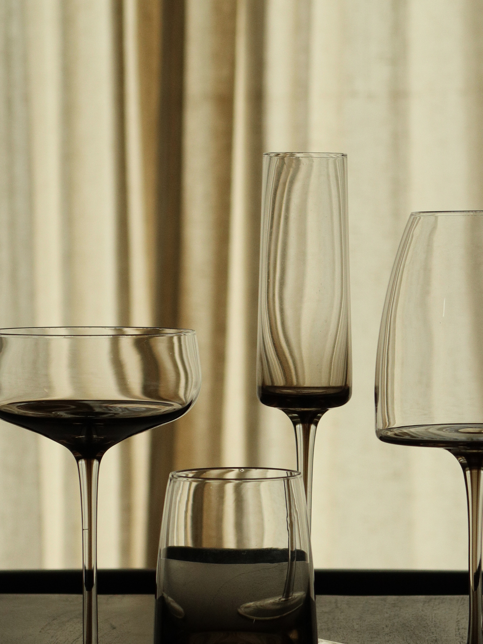 Le verre tumbler Izzah présente un élégant effet ombré allant du brun foncé au verre transparent, parfait pour servir de l’eau, du jus ou d’autres boissons rafraîchissantes avec style. Son design minimaliste et élancé apporte une atmosphère raffinée, digne d’un restaurant, à votre table ou à votre coin café. Fabriqué en verre durable et réutilisable, il est idéal pour une vaisselle esthétique, les cuisines modernes et une décoration de table élégante.