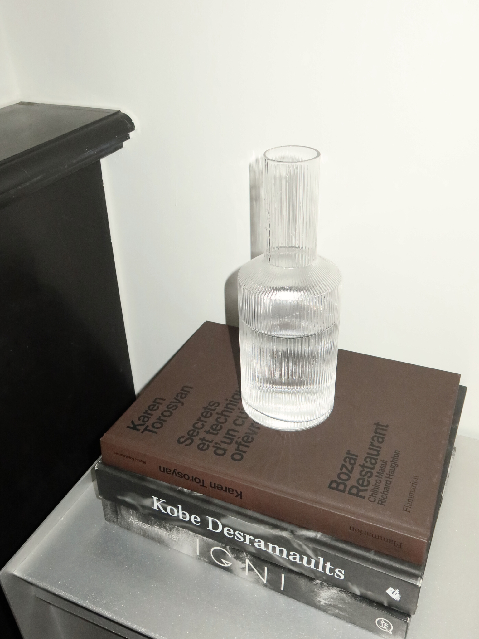 Kan Neko, een elegante water- of sapkan met subtiele ribbelstructuur die licht en schaduw prachtig vangt. Perfect om water, sap of andere verfrissende dranken stijlvol te serveren. Gemaakt van duurzaam, helder borosilicaatglas, stevig en hittebestendig, met een handzame vorm die gemakkelijk te vullen en schenken is. De ribbelstructuur geeft een unieke, speelse touch zonder te overheersen. Combineer Neko met bijpassende glazen (apart verkrijgbaar) voor een complete en stijlvolle set.