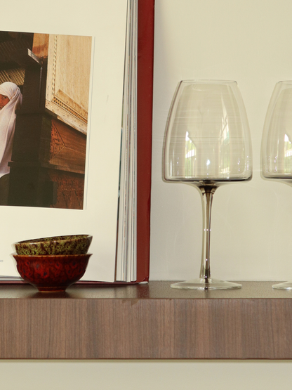 Glas Aween mit einem schlanken Stiel und einem eleganten Ombre-Effekt von Dunkelbraun zu transparent, perfekt, um Ihren Weinmomenten eine schicke und raffinierte Note zu verleihen. Dieses stilvolle, wiederverwendbare Weinglas kombiniert minimalistisches Design mit einer luxuriösen Ausstrahlung und ist ideal für moderne Küchen oder restaurantähnliche Tischdekorationen. Geeignet für Wein, Prosecco oder andere festliche Getränke und aus langlebigem Glas für den täglichen Gebrauch gefertigt.
