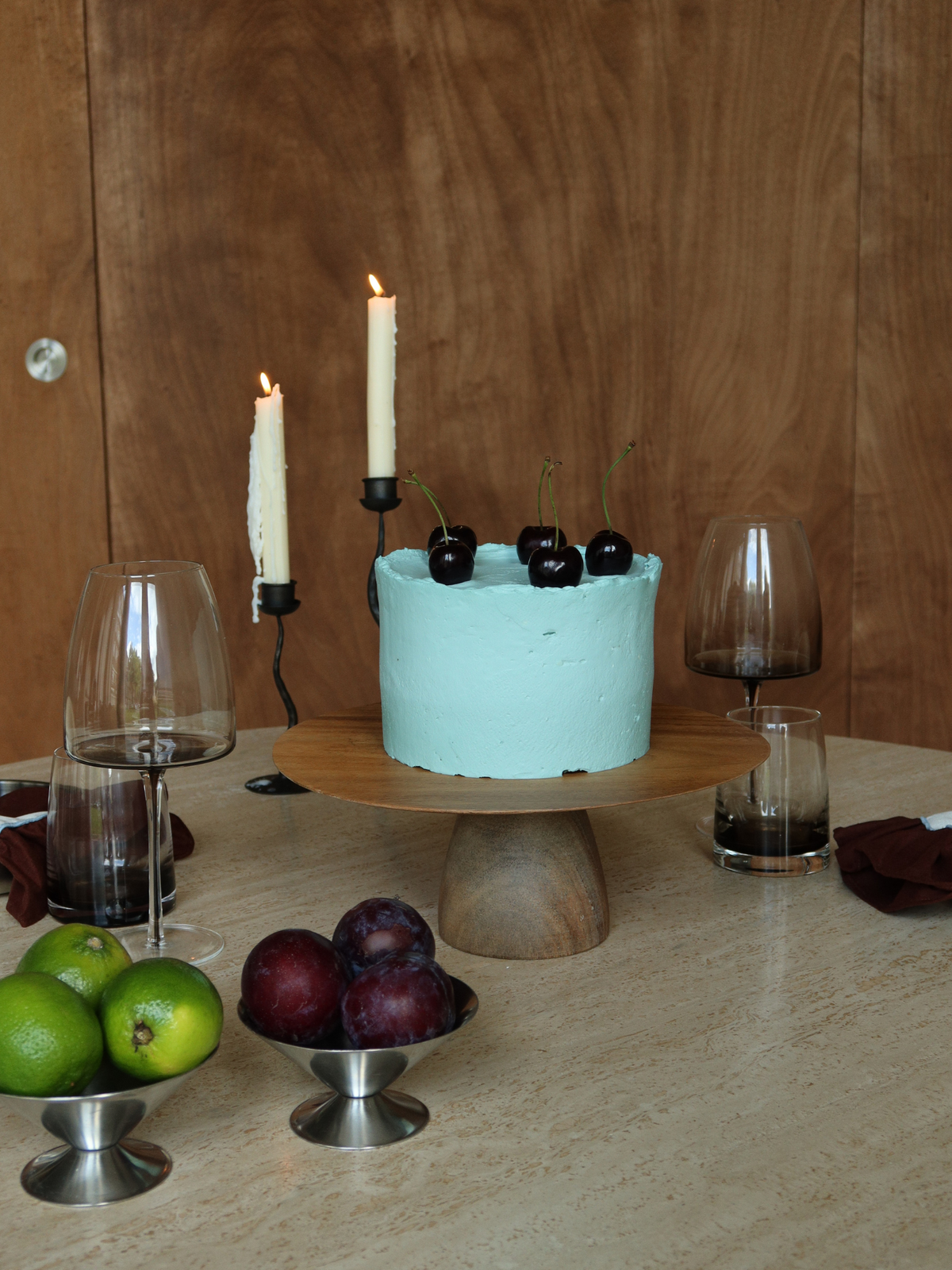 Elegantes Weinglas mit schlankem Stiel und edlem Ombre-Effekt, der von Dunkelbraun zu Transparent übergeht. Perfekt, um Weinmomente stilvoll und raffiniert zu gestalten. Das wiederverwendbare Glas verbindet minimalistisches Design mit einer luxuriösen Optik und passt ideal in moderne Küchen und zu restaurantähnlichen Tischdekorationen. Perfekt für Wein, Prosecco und andere festliche Getränke. Aus langlebigem Glas gefertigt und ideal für den täglichen Gebrauch sowie besondere Anlässe.
