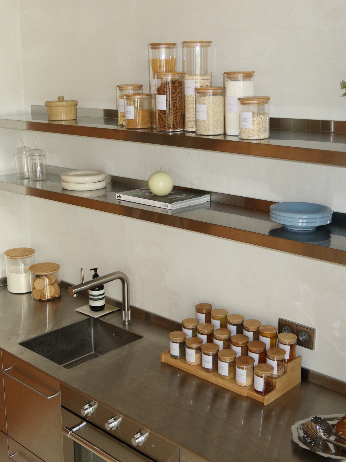Wide glass pantry jar with a natural bamboo lid for stylish and organised storage of flour, rice, oats, pasta, nuts, protein powder and other pantry staples. The wide opening makes filling and scooping easy, while the airtight lid helps keep ingredients fresh and protected. A sustainable, plastic-free storage solution for a calm and organised kitchen, ideal for a non-toxic kitchen without unnecessary plastic. Perfect for pantry organisation, kitchen cupboards and countertop storage.