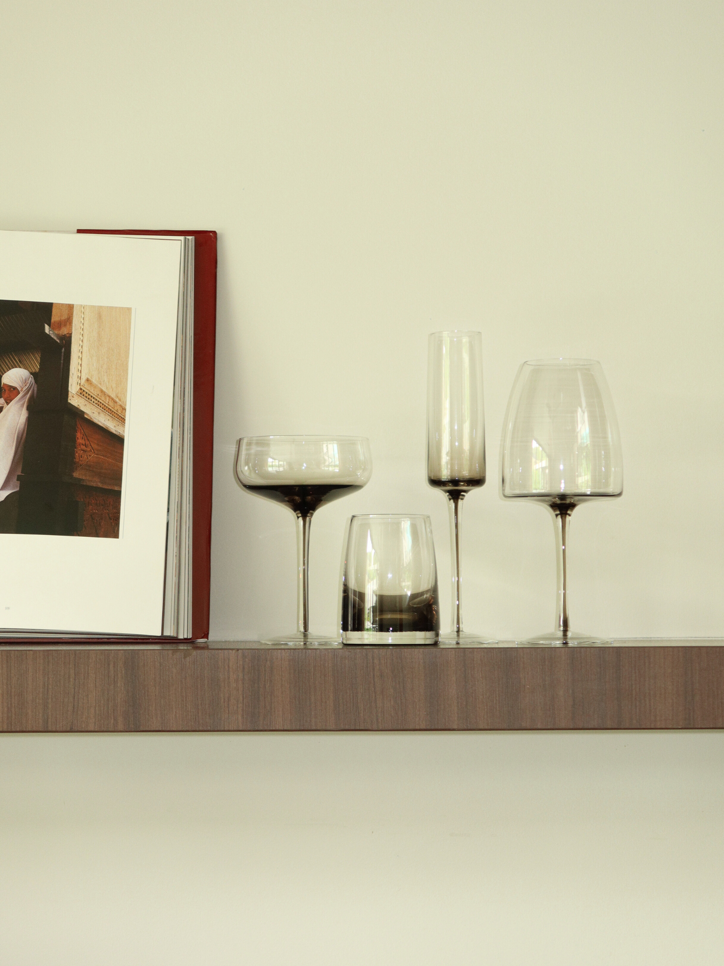 Glas Aween met een slanke steel en een elegant ombre-effect van donkerbruin naar transparant, perfect om een chique en verfijnde touch toe te voegen aan je wijnmomenten. Dit stijlvolle, herbruikbare wijnglas combineert een minimalistisch ontwerp met een luxe uitstraling, ideaal voor moderne keukens of restaurantachtige tafeldekkingen. Geschikt voor wijn, prosecco of andere feestelijke drankjes en gemaakt van duurzaam glas voor dagelijks gebruik.