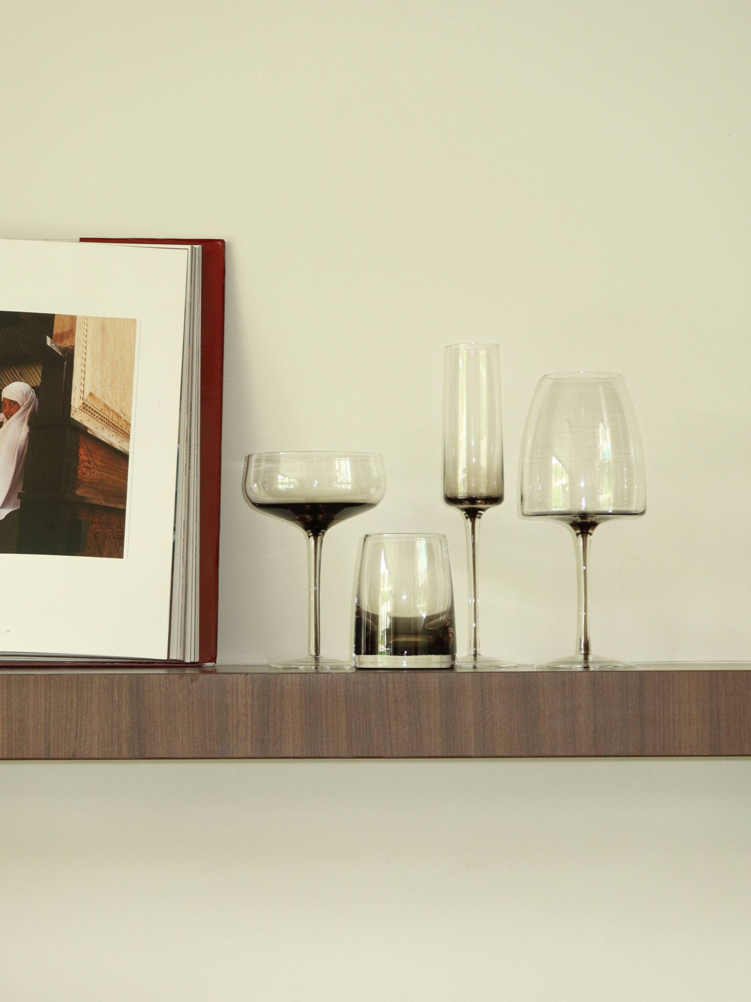 Glas Aween met een slanke steel en een elegant ombre-effect van donkerbruin naar transparant, perfect om een chique en verfijnde touch toe te voegen aan je wijnmomenten. Dit stijlvolle, herbruikbare wijnglas combineert een minimalistisch ontwerp met een luxe uitstraling, ideaal voor moderne keukens of restaurantachtige tafeldekkingen. Geschikt voor wijn, prosecco of andere feestelijke drankjes en gemaakt van duurzaam glas voor dagelijks gebruik.