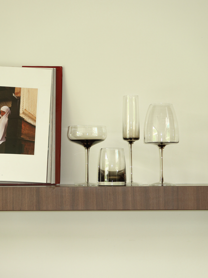 Glas Aween met een slanke steel en een elegant ombre-effect van donkerbruin naar transparant, perfect om een chique en verfijnde touch toe te voegen aan je wijnmomenten. Dit stijlvolle, herbruikbare wijnglas combineert een minimalistisch ontwerp met een luxe uitstraling, ideaal voor moderne keukens of restaurantachtige tafeldekkingen. Geschikt voor wijn, prosecco of andere feestelijke drankjes en gemaakt van duurzaam glas voor dagelijks gebruik.