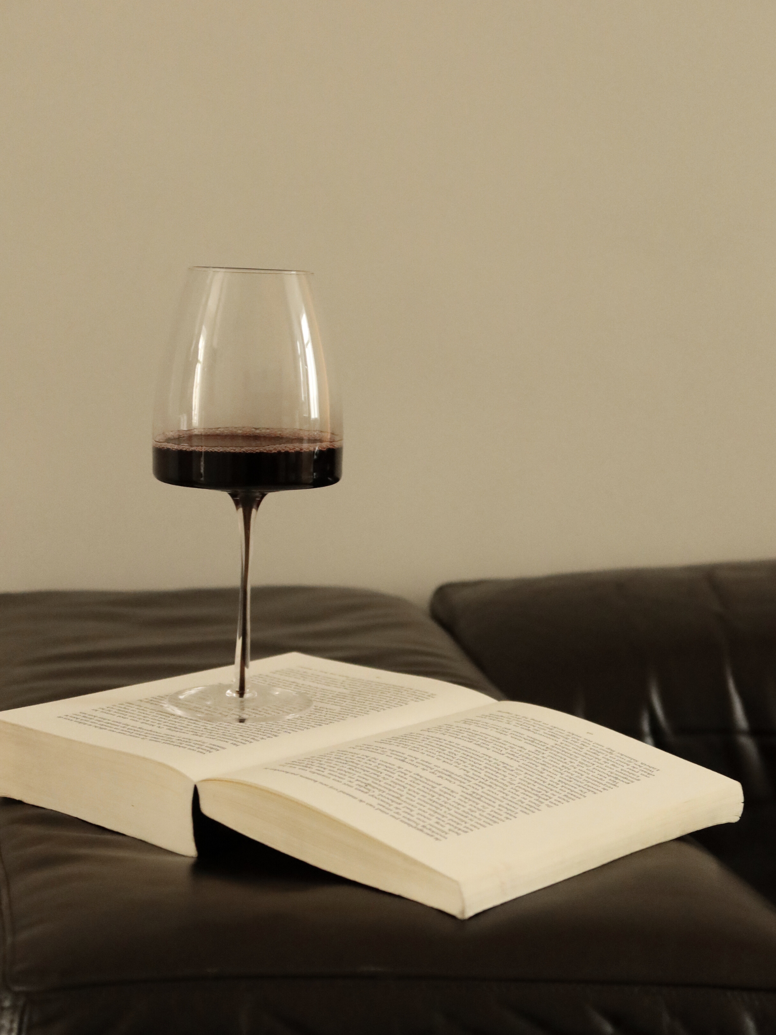 Glass Iman with a slender stem and elegant ombre effect from dark brown to transparent, perfect for adding a chic and refined touch to your wine moments. This stylish, reusable wine glass combines minimalist design with a luxurious feel, ideal for modern kitchens or restaurant-style table settings. Suitable for wine, prosecco, or other festive drinks and made from durable glass for everyday use.