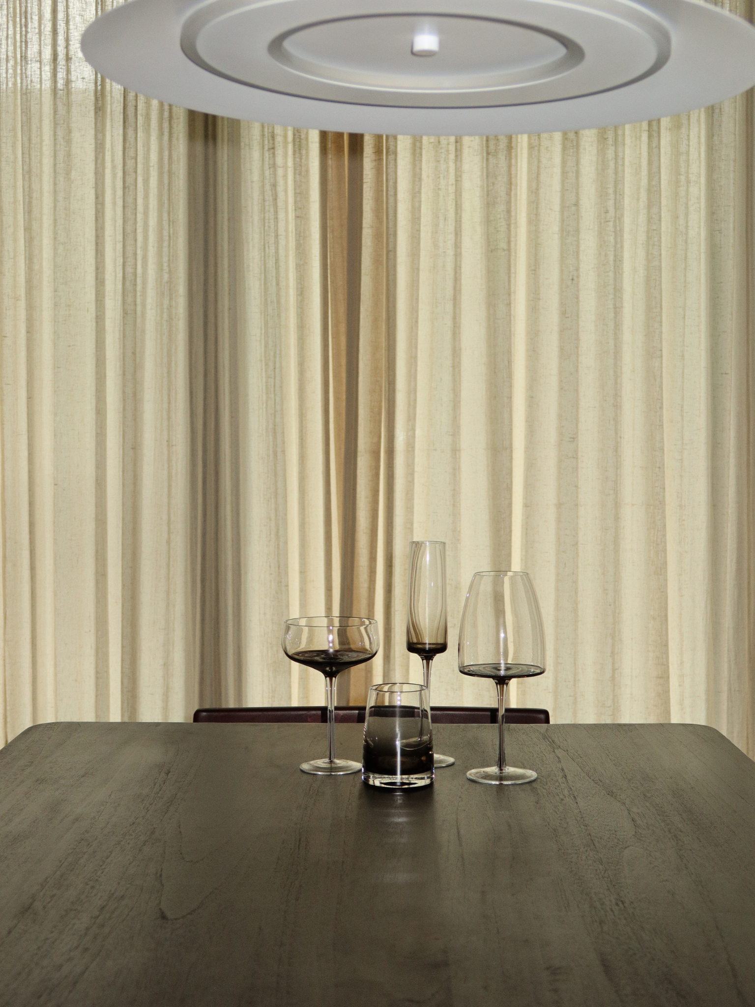Glass Aween features a slender stem and an elegant ombre effect from dark brown to transparent, perfect for adding a chic and refined touch to your wine moments. This stylish, reusable wine glass combines minimalist design with a luxurious feel, ideal for modern kitchens or restaurant-style table settings. Suitable for wine, prosecco, or other festive drinks and made from durable glass for everyday use.