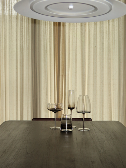 Glass Aween features a slender stem and an elegant ombre effect from dark brown to transparent, perfect for adding a chic and refined touch to your wine moments. This stylish, reusable wine glass combines minimalist design with a luxurious feel, ideal for modern kitchens or restaurant-style table settings. Suitable for wine, prosecco, or other festive drinks and made from durable glass for everyday use.
