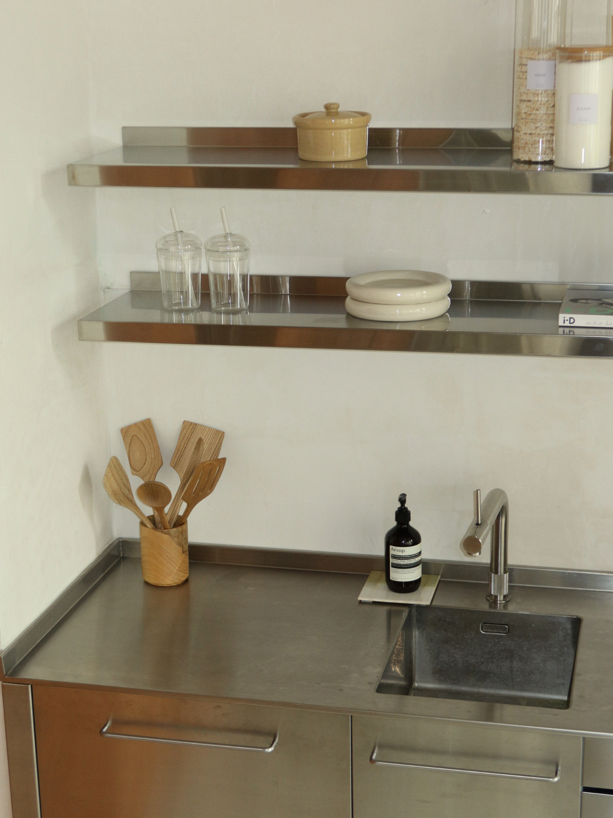 Kitchen utensil holder made from high-quality Asian Oak wood for stylish and organised storage of spoons, spatulas and tongs. This handcrafted wooden holder combines functionality with a warm, natural appearance and its timeless design complements a variety of kitchen styles. Made from durable wood with a sturdy construction designed for everyday use. A practical kitchen organiser that keeps cooking utensils neatly stored, easily accessible and organised for a calm and considered kitchen.