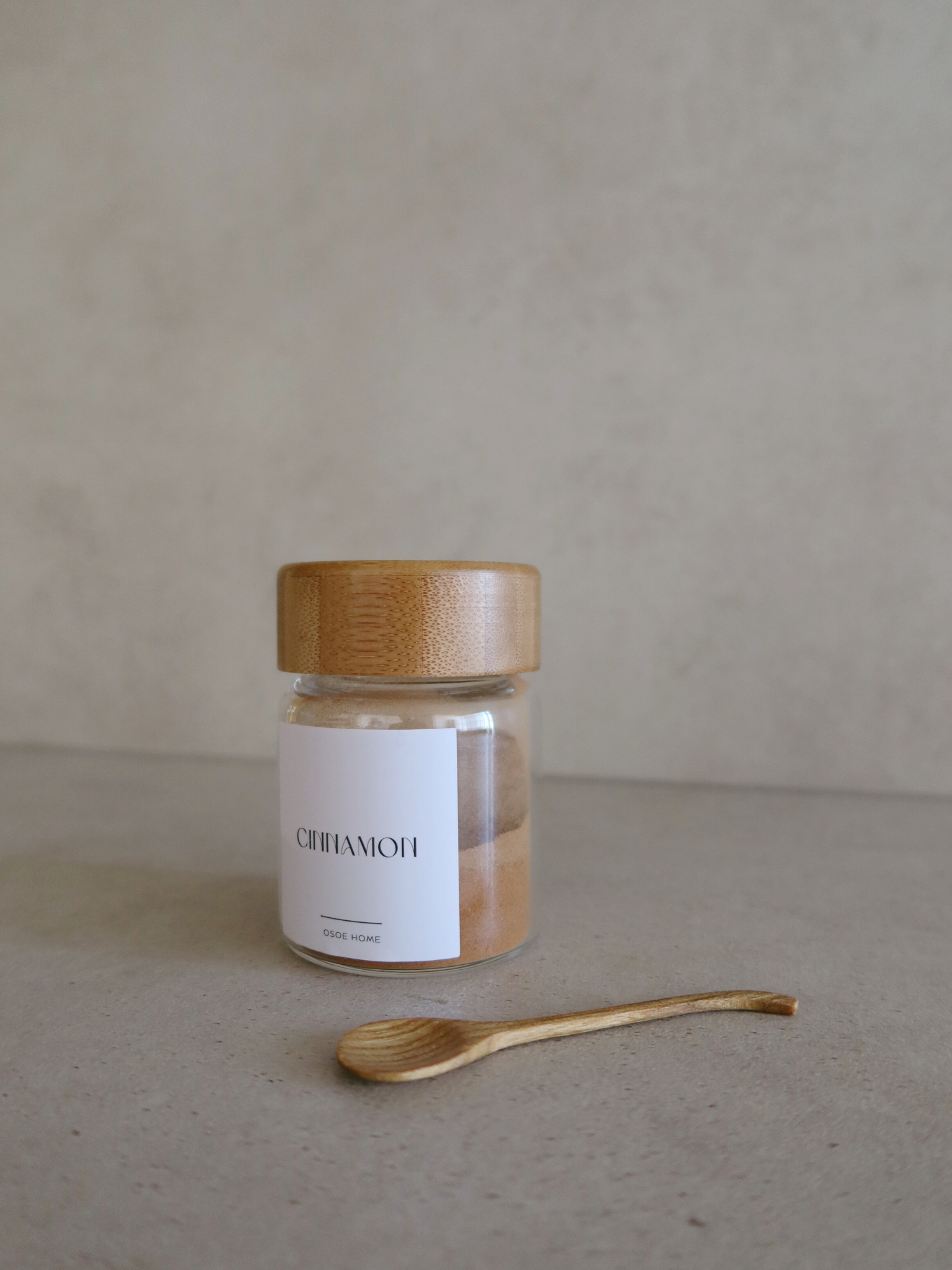 Houten kruidenlepeltje. Houten opbergers voor keuken of badkamer. Voorraadpot en kruidenpotje hout. Organizer en ladeverdeler. Houten schaal of fruitschaal. Kleine houten lepel. Licht of donker hout. Wooden spice spoon mini. Wood organizers for kitchen or bathroom. Glass jar with wooden lid. Wooden spice jar. Drawer divider and organizer. Wooden bowl or fruit bowl. Small wooden spoon. Bamboo spoon. Light or dark wood. Holzaufbewahrung für Küche oder Bad. Rangement en bois pour cuisine ou salle de bain.