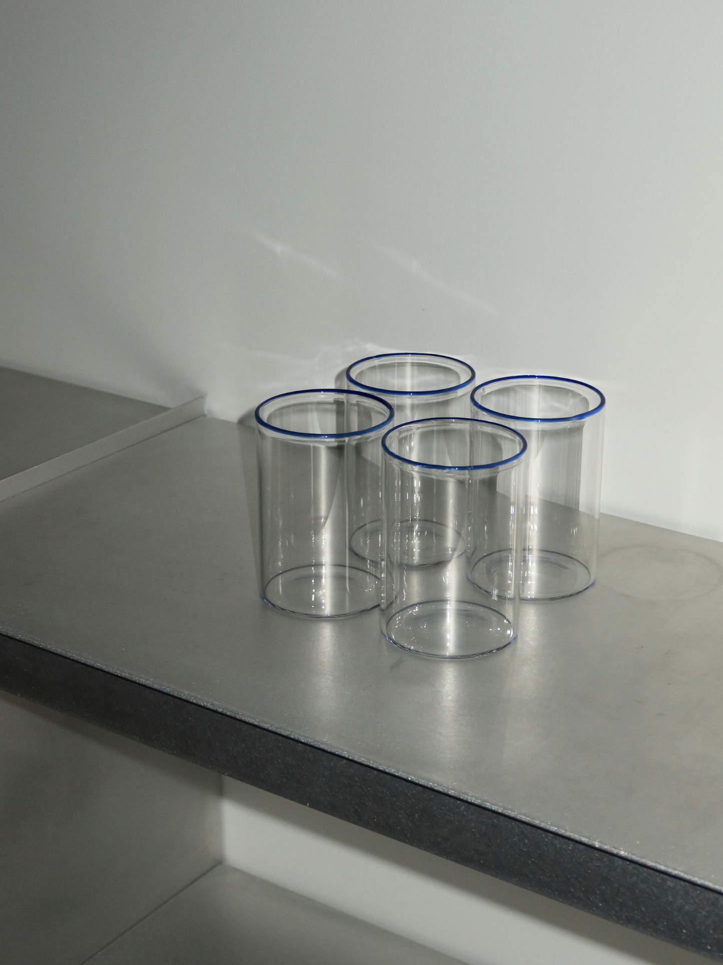 Glass Woojin, een volledig transparante glazen beker met een subtiele blauwe rand die elke drank een stijlvolle en unieke uitstraling geeft. Perfect voor ijskoffies, water, sappen, matcha of andere verfrissende drankjes. Gemaakt van duurzaam borosilicaatglas met een minimalistisch, modern en elegant design. Ideaal voor esthetisch tafelservies, duurzaam keukengerei en herbruikbaar glazen drinkgerei.