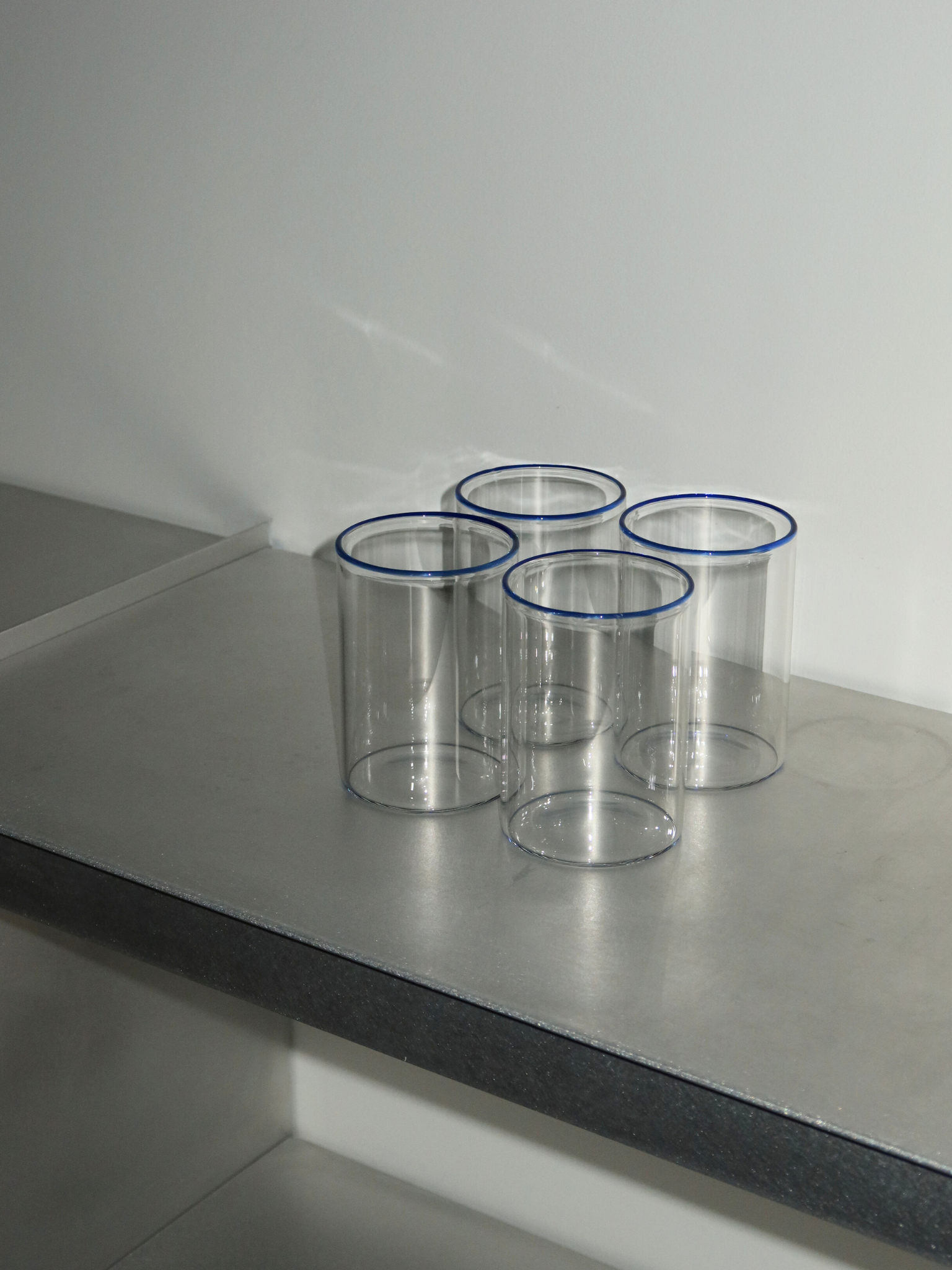 Glass Woojin, een volledig transparante glazen beker met een subtiele blauwe rand die elke drank een stijlvolle en unieke uitstraling geeft. Perfect voor ijskoffies, water, sappen, matcha of andere verfrissende drankjes. Gemaakt van duurzaam borosilicaatglas met een minimalistisch, modern en elegant design. Ideaal voor esthetisch tafelservies, duurzaam keukengerei en herbruikbaar glazen drinkgerei.