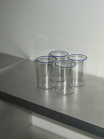 Glass Woojin, een volledig transparante glazen beker met een subtiele blauwe rand die elke drank een stijlvolle en unieke uitstraling geeft. Perfect voor ijskoffies, water, sappen, matcha of andere verfrissende drankjes. Gemaakt van duurzaam borosilicaatglas met een minimalistisch, modern en elegant design. Ideaal voor esthetisch tafelservies, duurzaam keukengerei en herbruikbaar glazen drinkgerei.