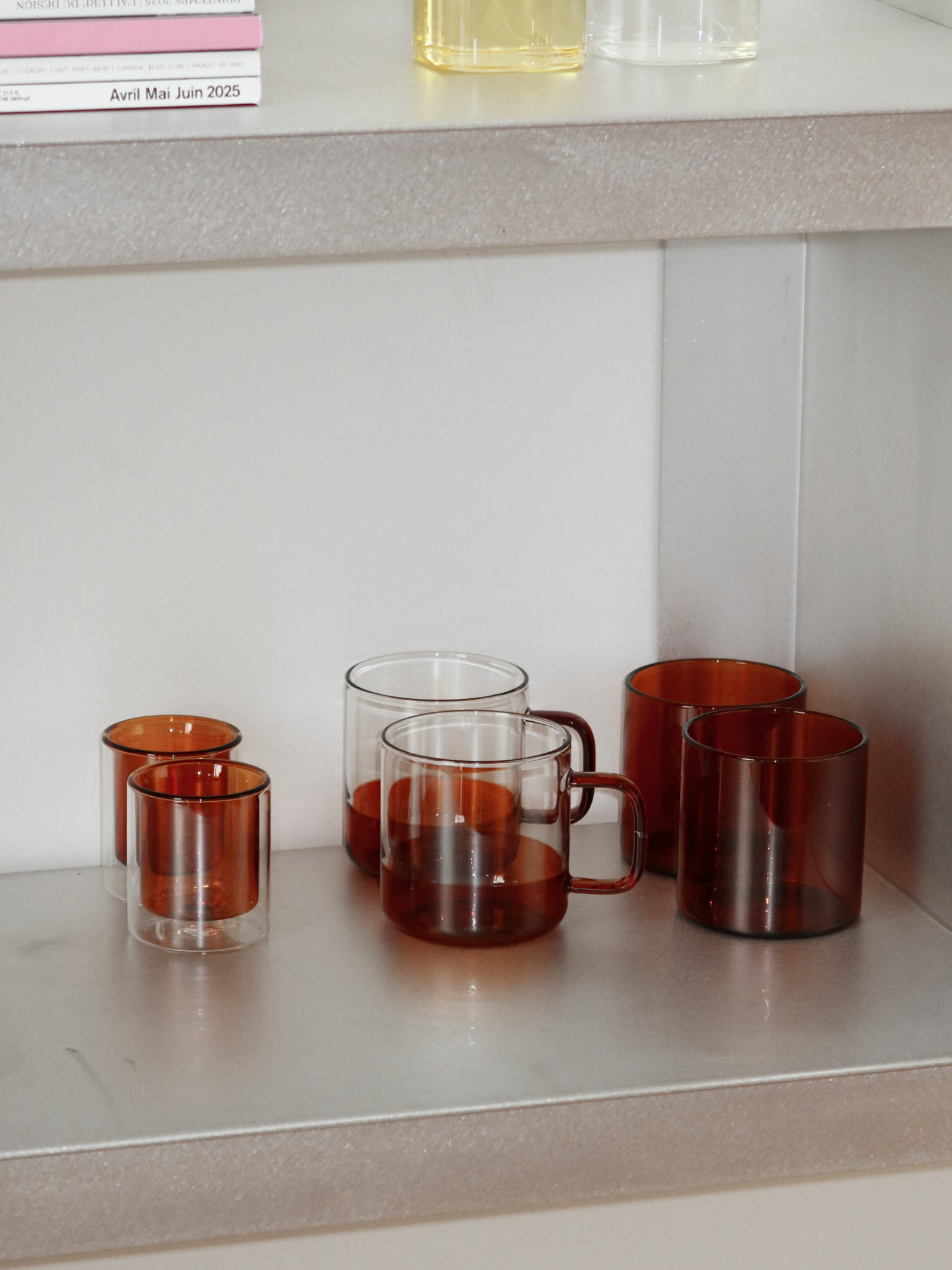 Say goodbye to standard mugs and choose the Yume glass, perfect for adding more elegance and atmosphere to your coffee breaks. The clear glass with warm brown accents brings a subtle, almost dreamy look to your table. Made from durable, heat-resistant borosilicate glass, strong enough for daily use and ideal for coffee or tea. Sold individually, so you can pick one or collect several for a complete set.