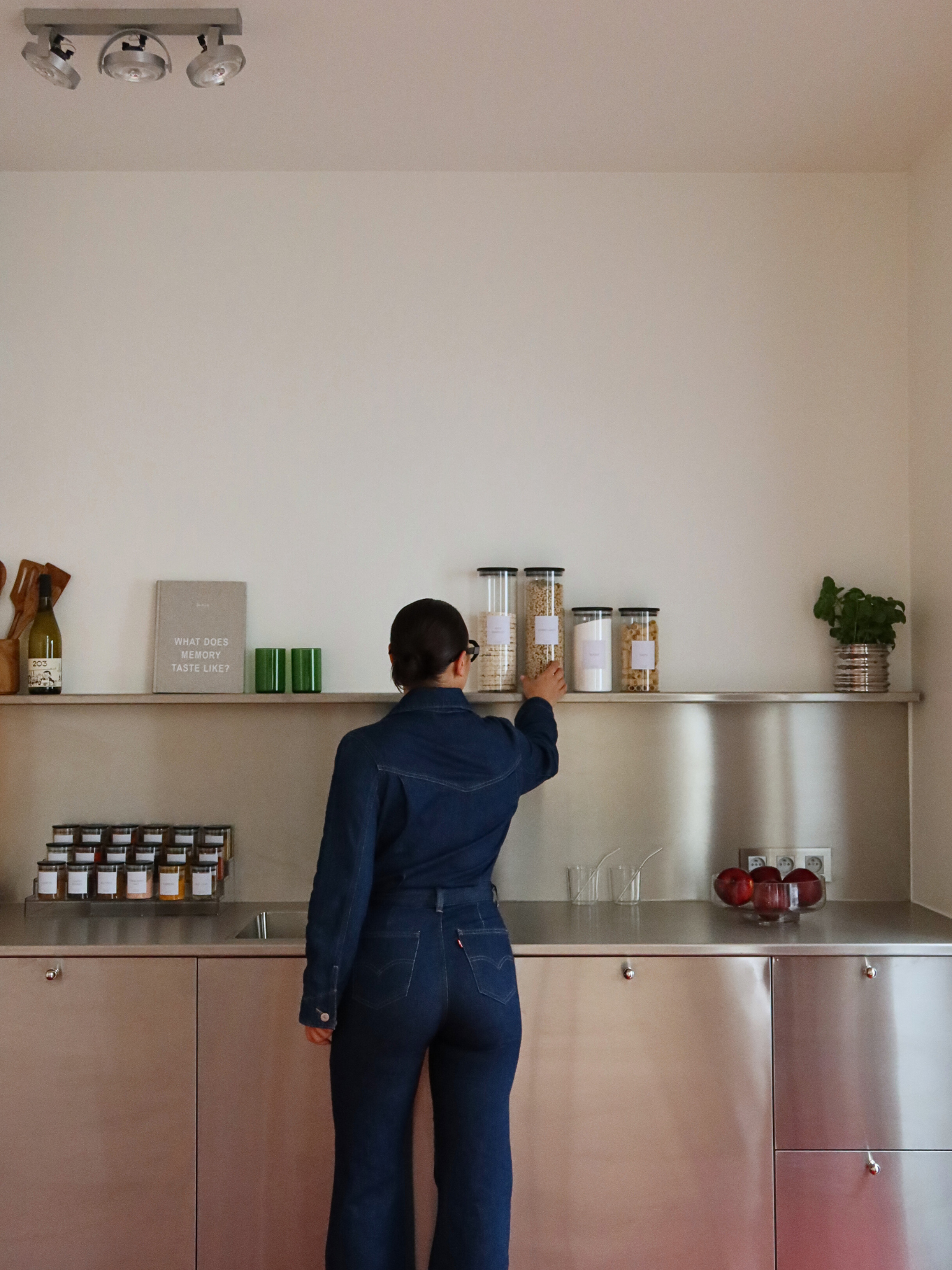 Ronde glazen voorraadpot met luchtdichte zwarte bamboe deksel, gemaakt van duurzaam glas en verkrijgbaar in vier maten. Ontworpen voor het netjes en hygiënisch opbergen van rijst, pasta, granen, bloem en andere droge ingrediënten. De zwarte bamboe deksel zorgt voor een stevige luchtdichte afsluiting waardoor voorraad langer vers blijft. Een stijlvolle, duurzame en eenvoudig te reinigen opbergoplossing voor een georganiseerde keuken of voorraadkast.