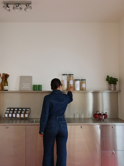 Ronde glazen voorraadpot met luchtdichte zwarte bamboe deksel, gemaakt van duurzaam glas en verkrijgbaar in vier maten. Ontworpen voor het netjes en hygiënisch opbergen van rijst, pasta, granen, bloem en andere droge ingrediënten. De zwarte bamboe deksel zorgt voor een stevige luchtdichte afsluiting waardoor voorraad langer vers blijft. Een stijlvolle, duurzame en eenvoudig te reinigen opbergoplossing voor een georganiseerde keuken of voorraadkast.