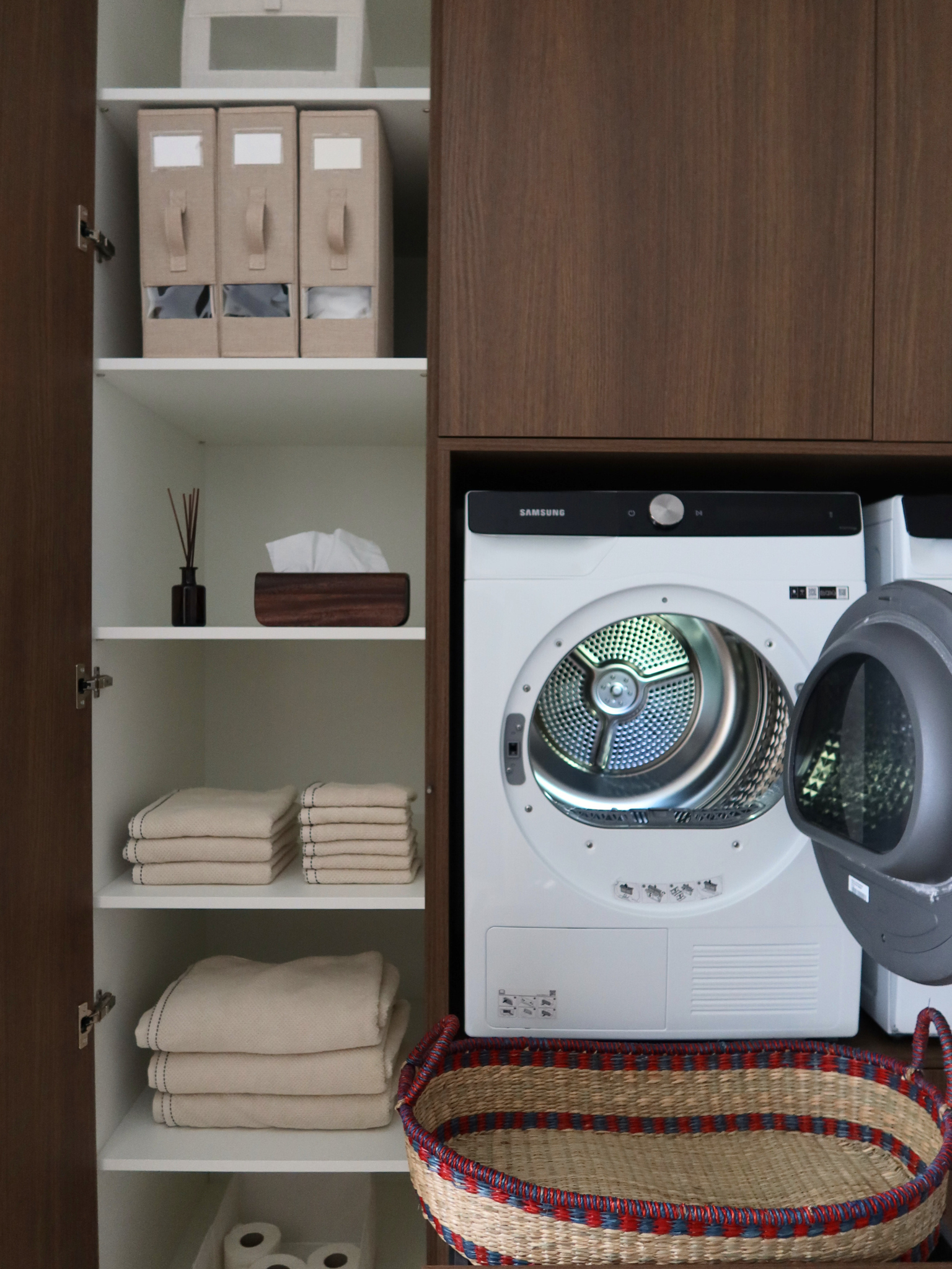 beiger Bettlaken-Organizer, Leinen-Aufbewahrungsorganizer, Bettwäsche-Aufbewahrung, Stoff-Organizer beige, Schlafzimmer-Aufbewahrungslösung, Home Organizing Leinen, beige Stoffaufbewahrung, Bettwäsche-Organizer, Kleiderschrank-Organizer beige, platzsparender Bettlaken-Halter, Aufbewahrung in neutralen Farben, Schlafzimmer-Organisation, Home-Organisation Aufbewahrung, weicher Stoff-Organizer, ordentliche Bettwäsche-Aufbewahrung