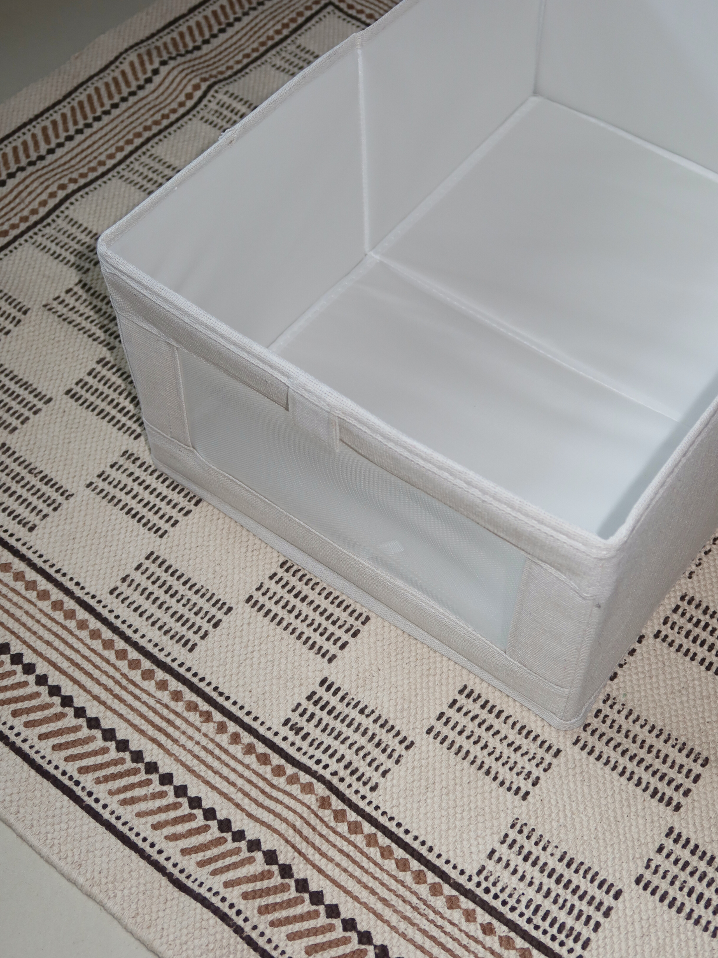Kleiderbox, Kleidercontainer, Aufbewahrungsbox Kleidung, Kleidung aufbewahren, transparente Kleiderbox, stapelbare Kleiderbox, Kunststoff-Kleiderbox, Schubladen-Organizer Kleidung, faltbarer Kleidercontainer, minimalistische Aufbewahrungsbox, Schranksystem Aufbewahrung, Kleidung ordentlich aufbewahren, Kleideraufbewahrungsdose, Überblick im Kleiderschrank, platzsparende Kleiderbox, Aufbewahrungslösung Kleidung