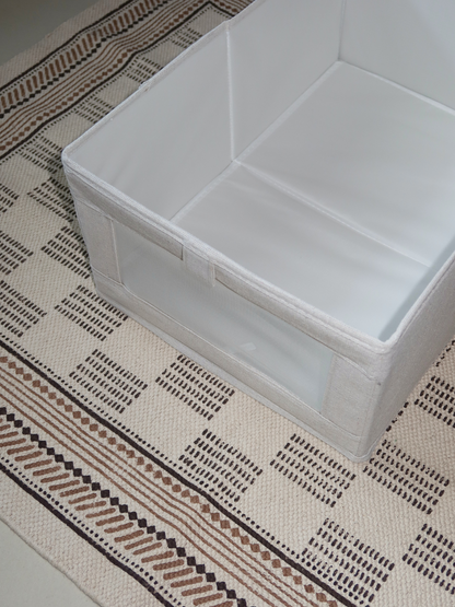 Kleiderbox, Kleidercontainer, Aufbewahrungsbox Kleidung, Kleidung aufbewahren, transparente Kleiderbox, stapelbare Kleiderbox, Kunststoff-Kleiderbox, Schubladen-Organizer Kleidung, faltbarer Kleidercontainer, minimalistische Aufbewahrungsbox, Schranksystem Aufbewahrung, Kleidung ordentlich aufbewahren, Kleideraufbewahrungsdose, Überblick im Kleiderschrank, platzsparende Kleiderbox, Aufbewahrungslösung Kleidung