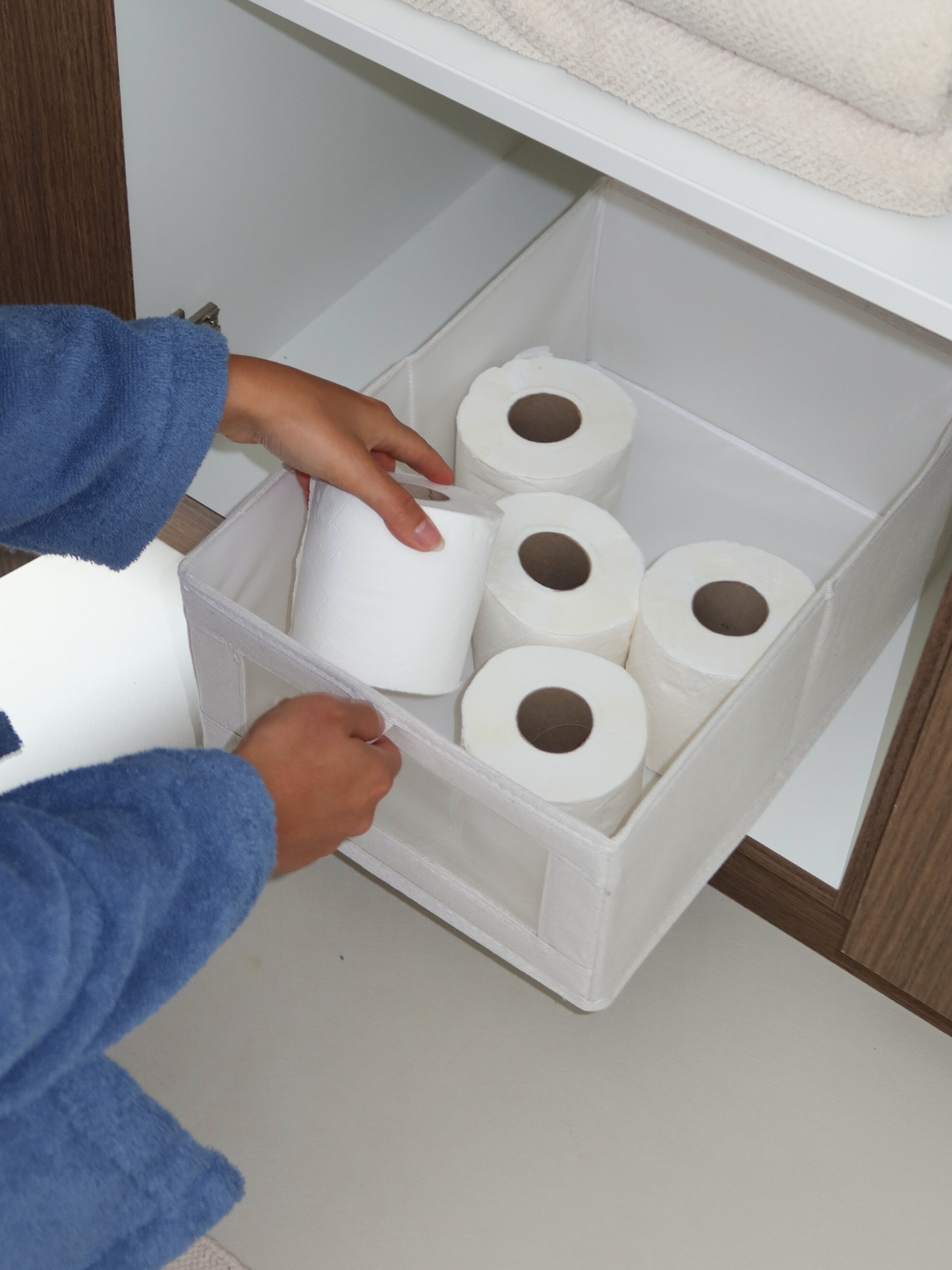 Kleiderbox, Kleidercontainer, Aufbewahrungsbox Kleidung, Kleidung aufbewahren, transparente Kleiderbox, stapelbare Kleiderbox, Kunststoff-Kleiderbox, Schubladen-Organizer Kleidung, faltbarer Kleidercontainer, minimalistische Aufbewahrungsbox, Schranksystem Aufbewahrung, Kleidung ordentlich aufbewahren, Kleideraufbewahrungsdose, Überblick im Kleiderschrank, platzsparende Kleiderbox, Aufbewahrungslösung Kleidung