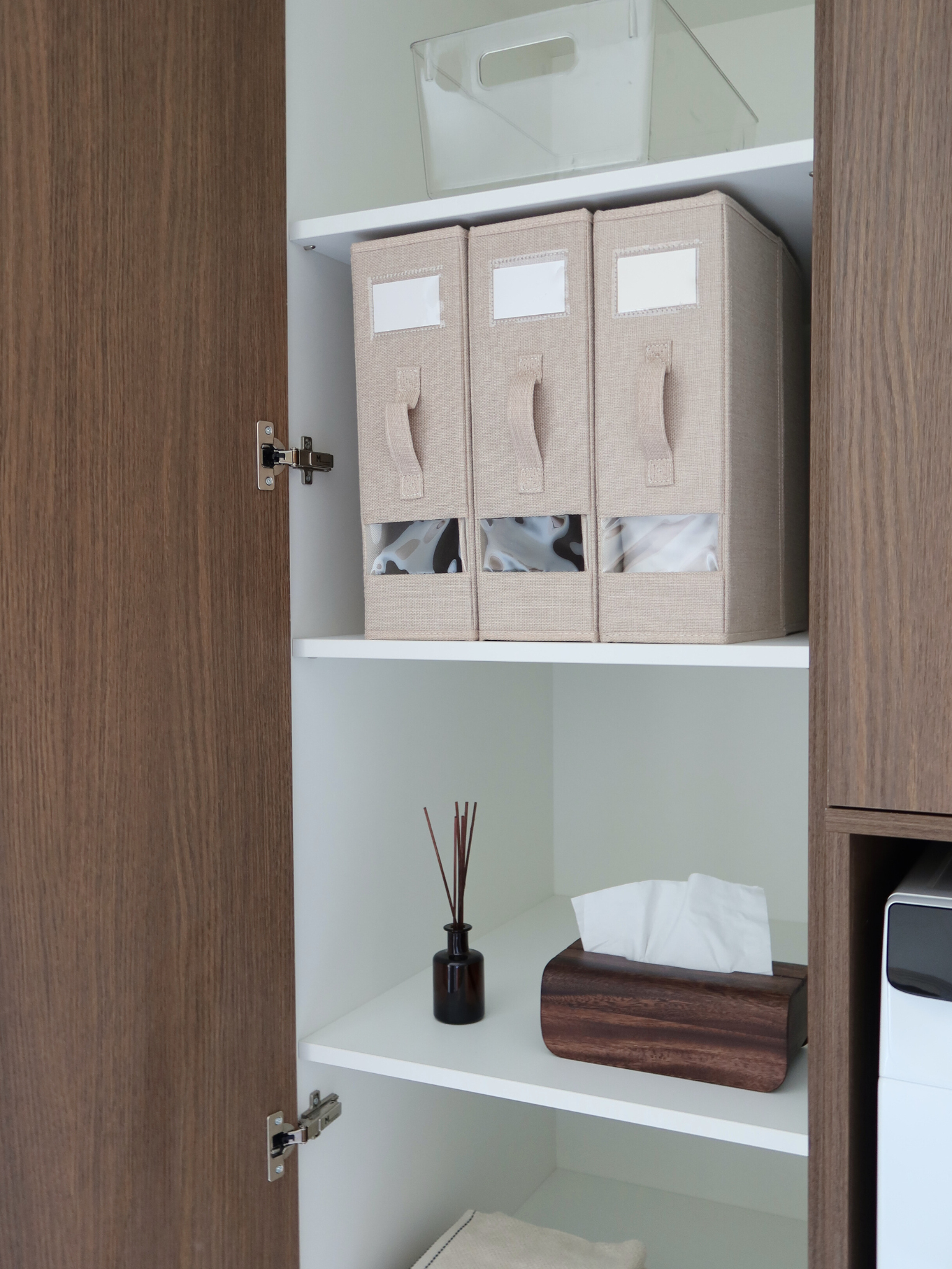 beige hoeslaken organizer, linnen opberg organizer, beddengoed opbergen, stoffen organizer beige, slaapkamer opbergoplossing, home organizing linnen, beige stoffen opberger, bedlinnen organizer, beige kast organizer, ruimtebesparende hoeslaken houder, neutrale kleur opberger, slaapkamer organisatie, home organizing opberger, zachte stoffen organizer, netjes beddengoed opbergen