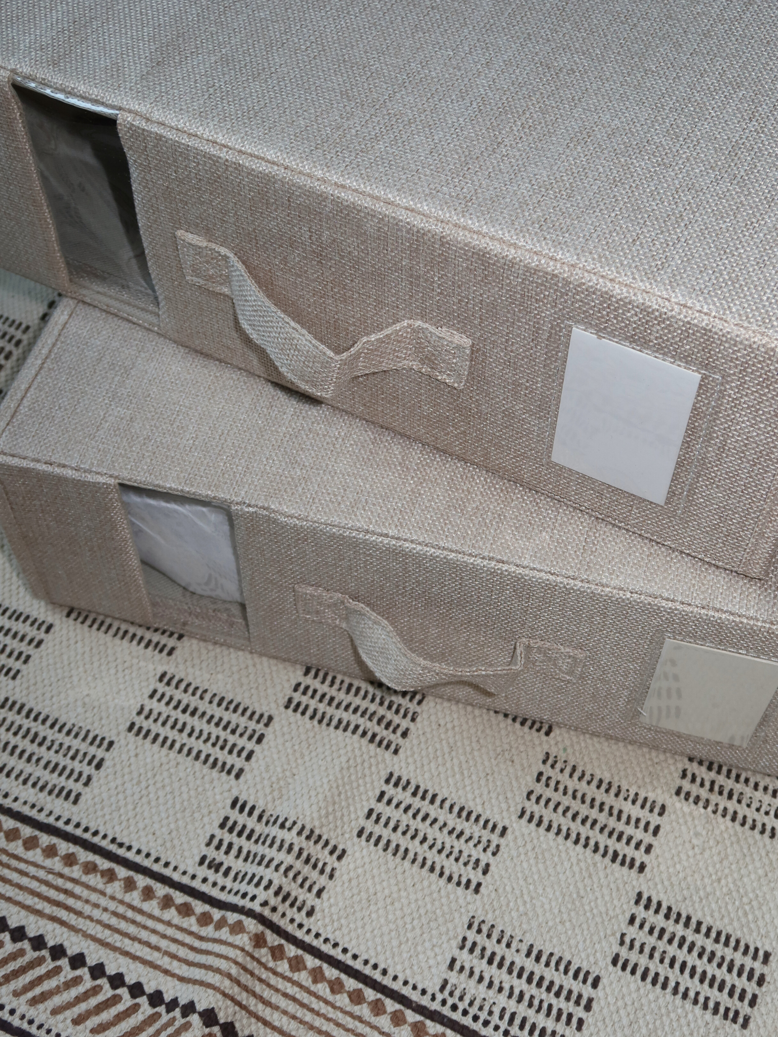 beiger Bettlaken-Organizer, Leinen-Aufbewahrungsorganizer, Bettwäsche-Aufbewahrung, Stoff-Organizer beige, Schlafzimmer-Aufbewahrungslösung, Home Organizing Leinen, beige Stoffaufbewahrung, Bettwäsche-Organizer, Kleiderschrank-Organizer beige, platzsparender Bettlaken-Halter, Aufbewahrung in neutralen Farben, Schlafzimmer-Organisation, Home-Organisation Aufbewahrung, weicher Stoff-Organizer, ordentliche Bettwäsche-Aufbewahrung