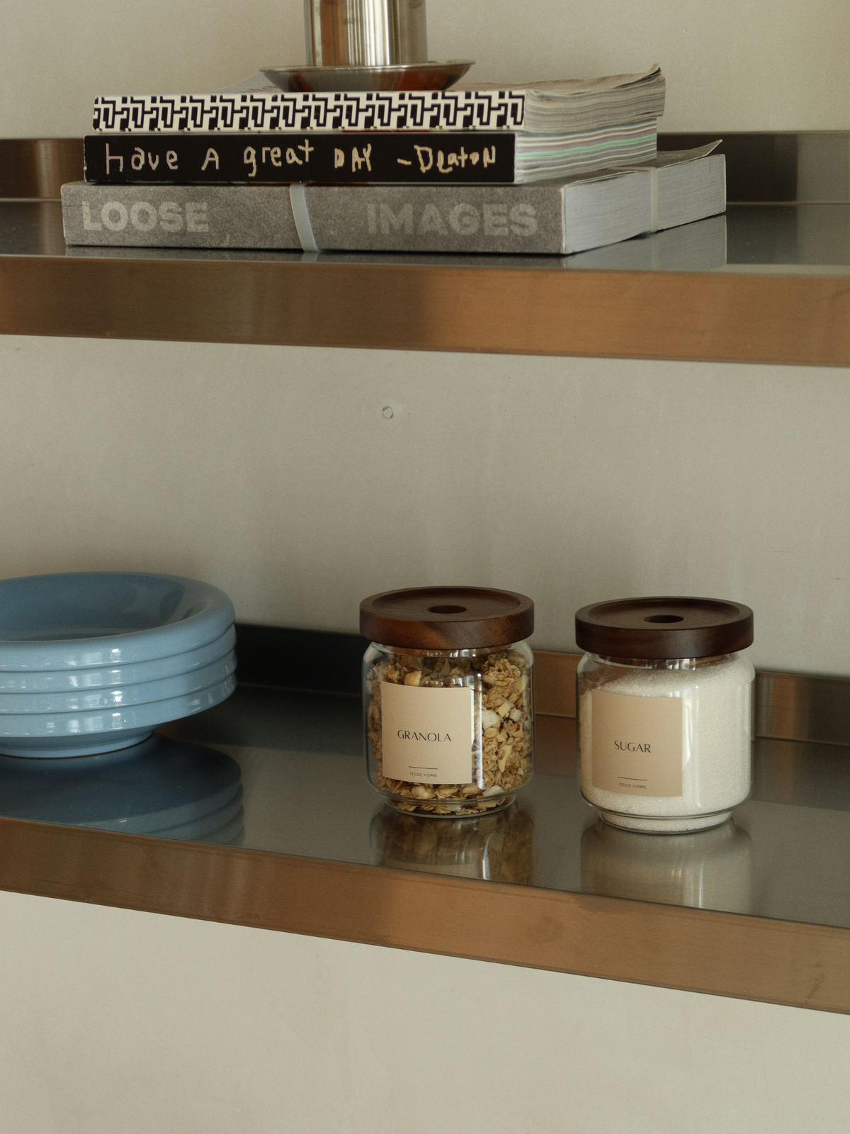 Bocal de conservation hermétique Nour en verre transparent avec couvercle en bois d’acacia brun foncé pour une cuisine et un garde-manger élégants et bien organisés, fabriqué à partir de matériaux sans substances toxiques, sans PFAS et sans BPA, idéal pour conserver les pâtes, le riz, le café, la farine, les snacks et autres aliments secs, avec un contenant en verre transparent et un couvercle épais en bois d’acacia naturel, disponible en quatre tailles pour une organisation pratique du garde-manger.
