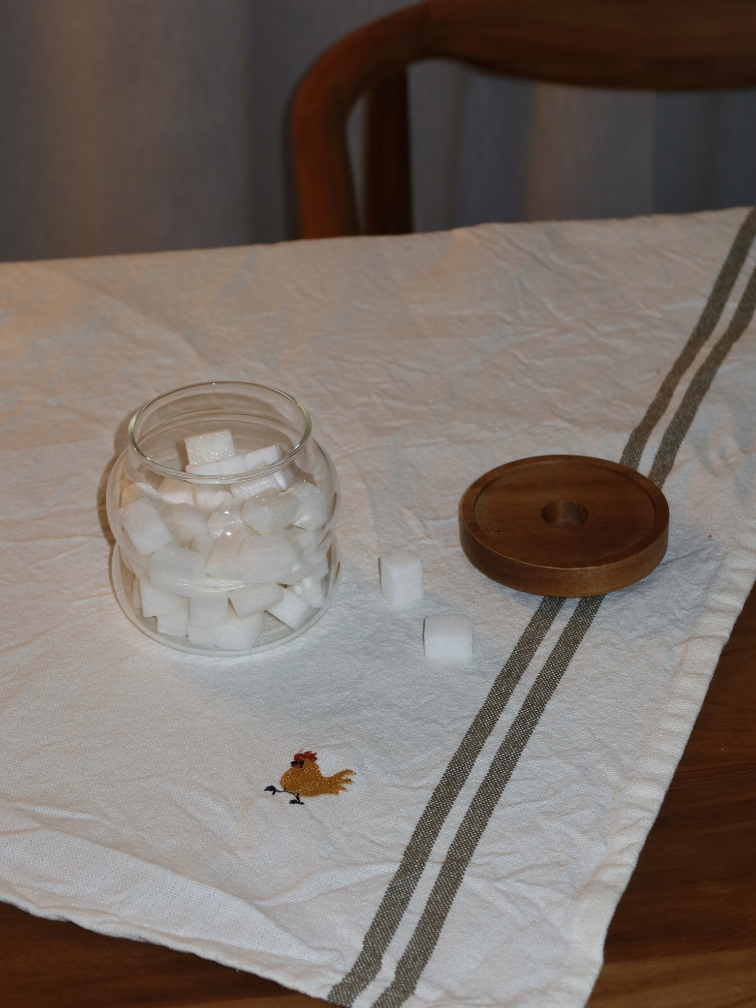 bocal de rangement rond ondulé couvercle en acacia, bocal rond avec forme ondulée, bocal en verre ondulé, bocal de rangement avec couvercle en bois d’acacia, bocal de rangement couvercle brun, bocal avec couvercle en bois naturel, bocal hermétique, bocal de rangement design élégant, bocal avec couvercle à vis, bocal transparent, bocal pour organiser la cuisine, ensemble de bocaux de rangement, bocal petit et grand, bocal avec étiquette, bocal alternative bambou, bocal de rangement pour armoire de cuisine, b