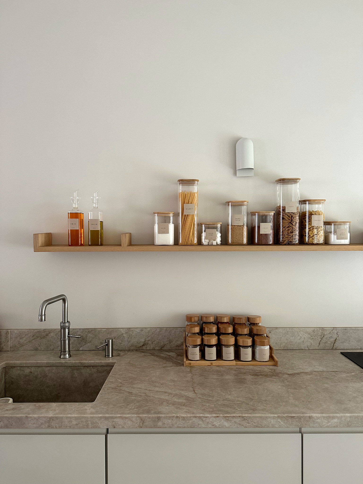 Bocal carré en verre avec couvercle hermétique en bambou, disponible en 4 tailles. Idéal pour stocker farine, riz, pâtes et aliments secs. Bocal de cuisine au look naturel et élégant. Solution de rangement écologique avec couvercle en bois. Parfait pour une organisation de garde-manger façon IKEA ou maison minimaliste. Bocaux empilables et hermétiques pour placards organisés. Bocal pratique pour une cuisine soignée et durable.