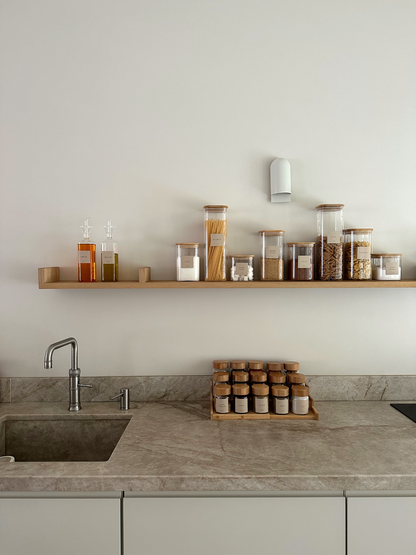 Bocal carré en verre avec couvercle hermétique en bambou, disponible en 4 tailles. Idéal pour stocker farine, riz, pâtes et aliments secs. Bocal de cuisine au look naturel et élégant. Solution de rangement écologique avec couvercle en bois. Parfait pour une organisation de garde-manger façon IKEA ou maison minimaliste. Bocaux empilables et hermétiques pour placards organisés. Bocal pratique pour une cuisine soignée et durable.