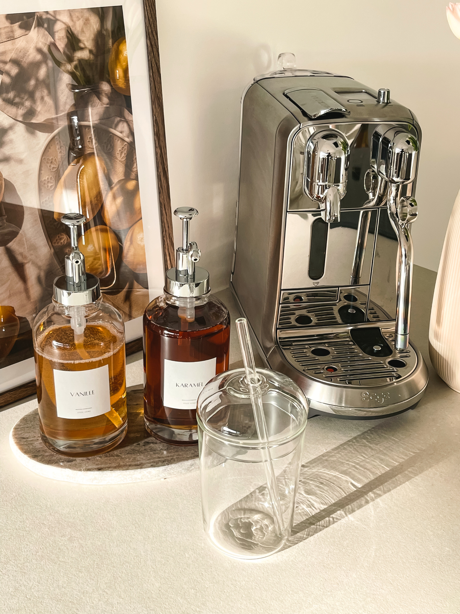 distributeurs de sirop pour café, bouteilles à pompe argentée pour sirop, accessoires de bar à café, flacons doseurs avec pompe argentée, lot de 2 distributeurs de sirop, configuration moderne de station café, bouteilles à pompe pour sirop, outils élégants pour bar à café, bouteilles à sirop avec pompe argentée, distributeurs de sirop réutilisables, ensemble distributeur de cuisine élégant, pompes à sirop barista, bouteilles de sirop à bouchon argenté, pompes à sirop style café, bouteilles organisatrices