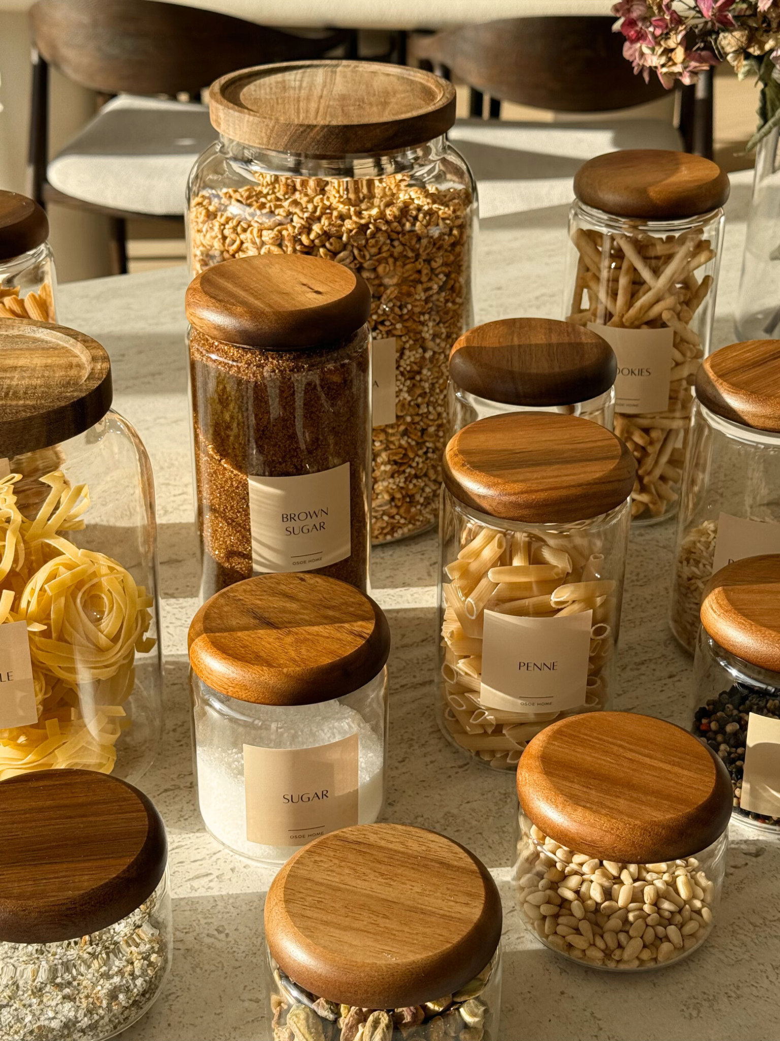 large pantry jar, wide glass storage jar, jar for flour and baking goods, storage jar for rice, glass jar with wooden lid, pantry jar with dark brown acacia wood lid, airtight pantry jar, spacious glass storage container, jar for bulk storage, glass pantry jar with natural look, storage jar with wooden lid, pantry organizer, stylish pantry jar, sustainable storage solution, kitchen organizer jar, storage jar for large quantities, glass kitchen jar, pantry jar ikea, blokker, action