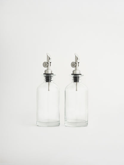 distributeur d’huile bouchon argenté, verseur de vinaigre argenté, bouteille en verre huile, bouteille vinaigre cuisine, bec verseur argent, flacon verseur en verre, accessoire cuisine moderne, bouteille hermétique huile, bec anti-goutte, flacon huile et vinaigre, distributeur en deux tailles, bouteille rangement cuisine, élégante bouteille de cuisine, set huile et vinaigre