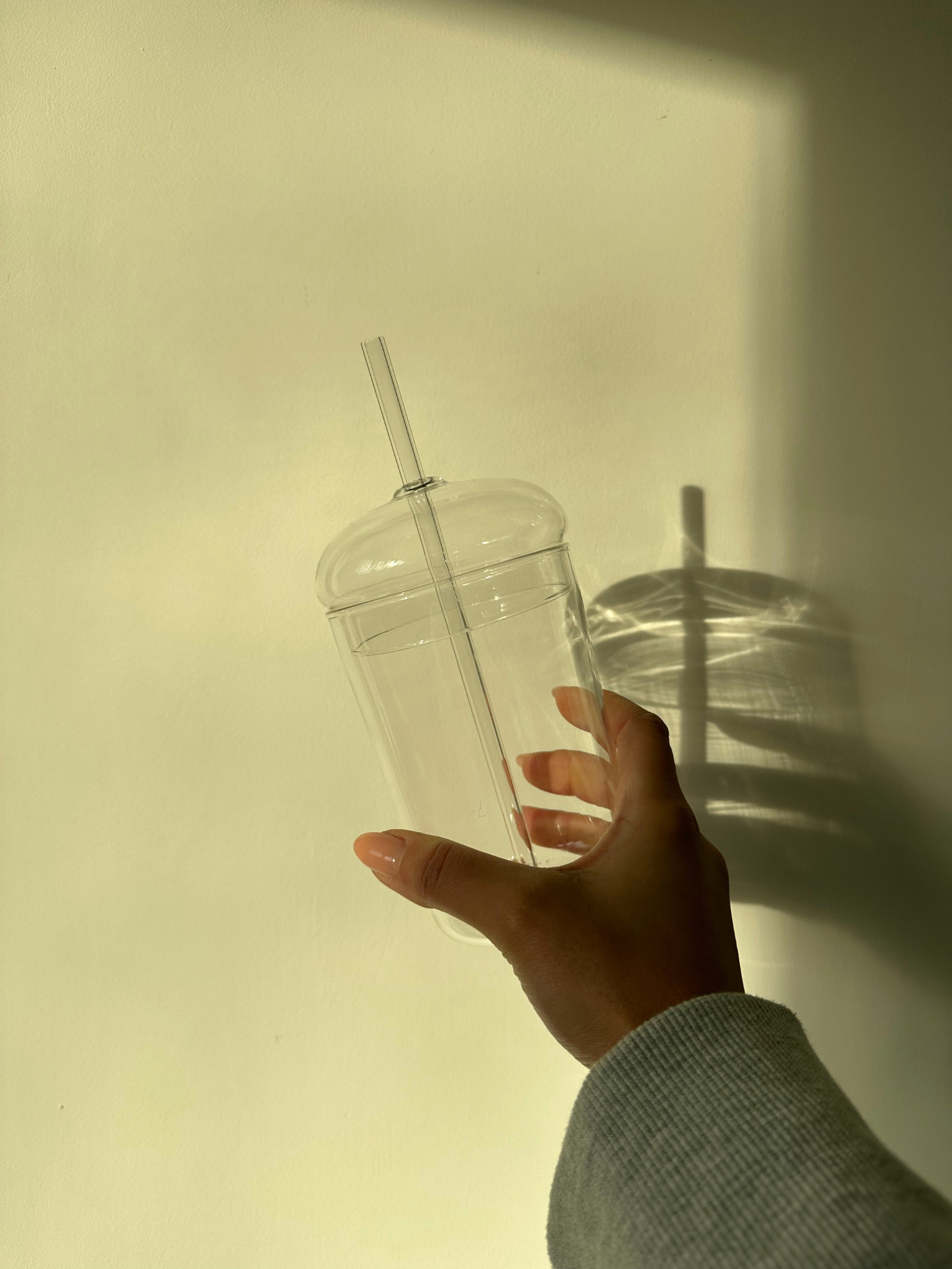 Verre en verre, paille en verre, vaisselle transparente, design minimaliste, écologique, paille réutilisable, vaisselle moderne, verre transparent, lumière naturelle, organisation de la maison, espace sans encombrement, espace rangé, esthétique de cuisine, mode de vie durable, décoration simple, ustensiles fonctionnels, boisson élégante, vie organisée, environnement paisible, verrerie élégante, maison organisée, surface propre, design réfléchi, éco-responsable, ambiance calme, organisation de la maison, obj